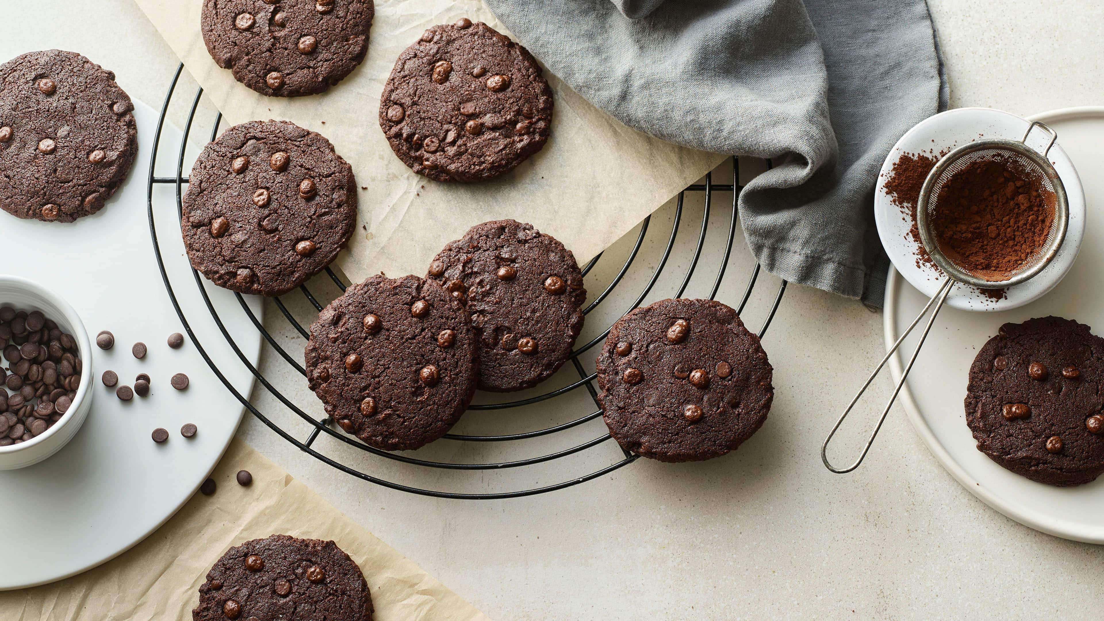 Chocolate Cookies Sie lieben Schokolade? Backen Sie unsere Chocolate Cookies und genießen Sie Kekse, die nicht nur in Amerika zu den beliebtesten Plätzchensorten gehören!