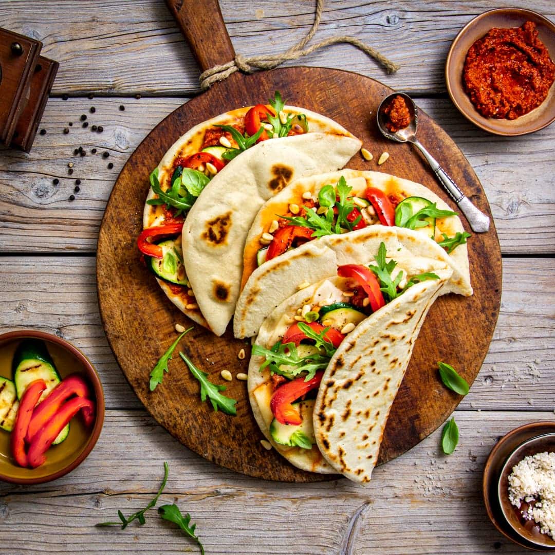 Dünnes Fladenbrot, in der Pfanne ausgebacken, dazu köstliches selbstgemachtes Tomatenpesto und gegrilltes Gemüse: Unser Rezept für vegetarische Piadina schmeckt nicht nur Vegetariern!