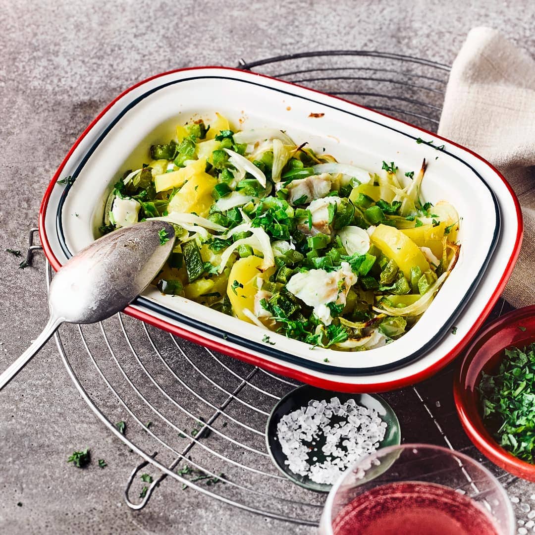 Dieses Ofengericht mit Fisch ist in nur 30 Minuten auf dem Tisch: Unser Rezept für einen Auflauf mit Kartoffeln, Zwiebeln, Paprika, Kabeljau und einem Schuss Weißwein – probieren Sie es aus!