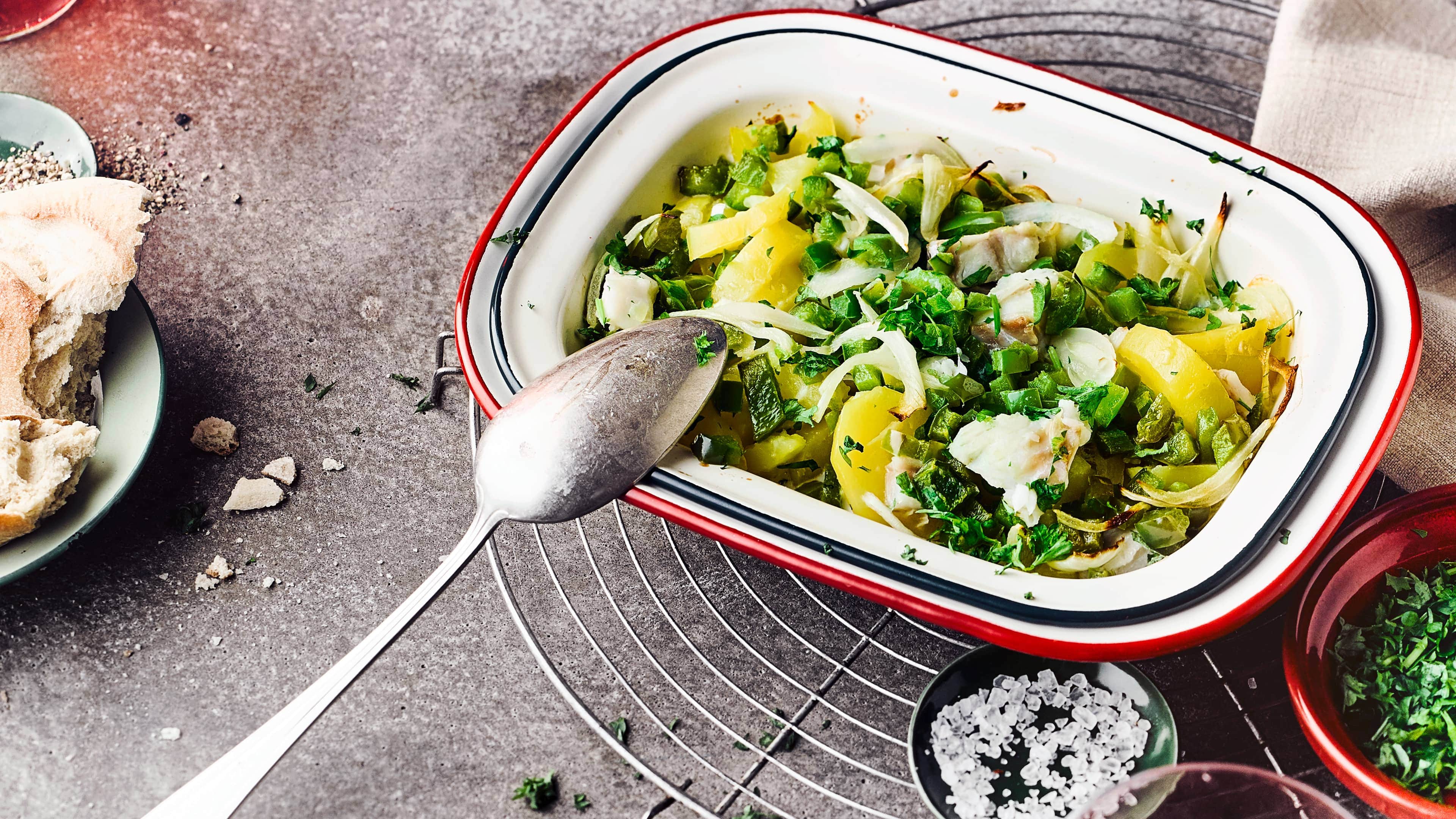 Kabeljau-Auflauf Dieses Ofengericht mit Fisch ist in nur 30 Minuten auf dem Tisch: Unser Rezept für einen Auflauf mit Kartoffeln, Zwiebeln, Paprika, Kabeljau und einem Schuss Weißwein – probieren Sie es aus!