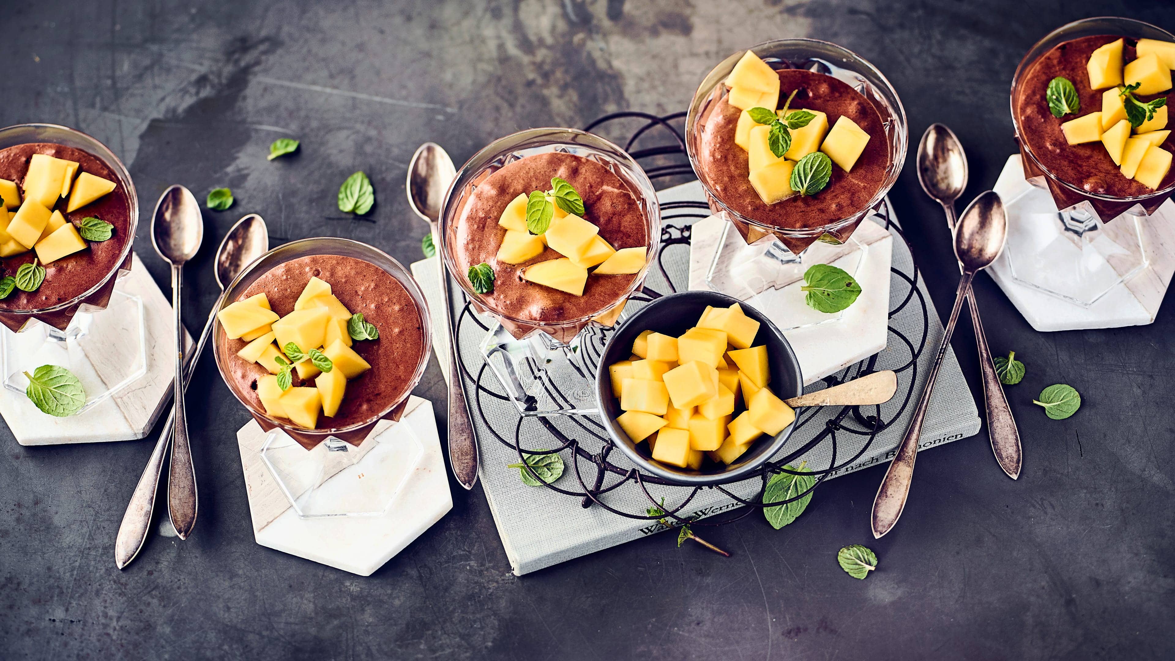 Vegane Mousse Au Chocolat Wer Mousse Au Chocolat liebt, aber auf Milch & Sahne verzichten möchte, sollte unbedingt einmal unser Rezept für selbstgemachte vegane Mousse au Chocolat ausprobieren: Einfach köstlich!