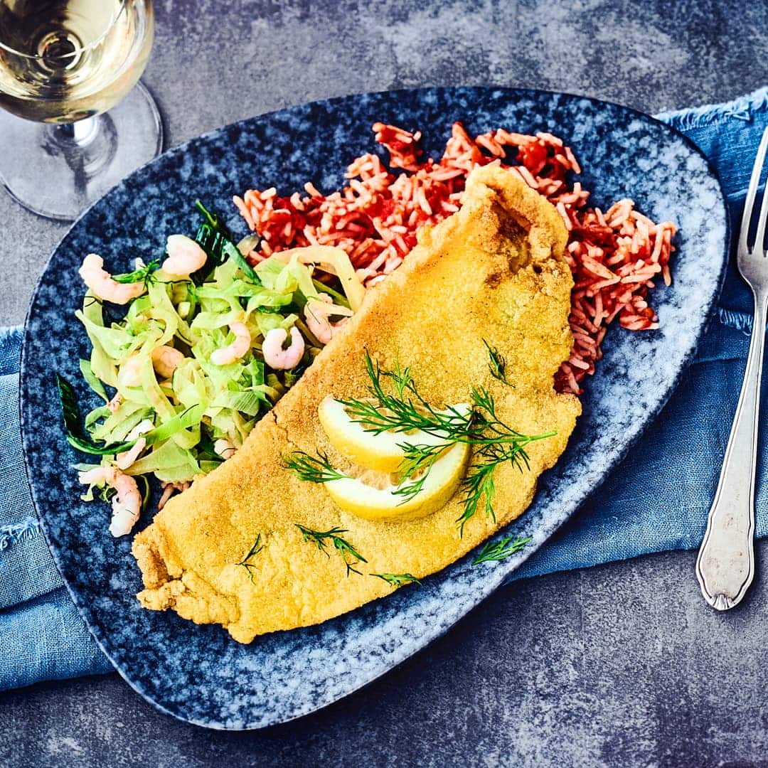 Haben Sie Lust auf ein sommerliches Gericht mit Fisch und Meeresfrüchten? Probieren Sie unser paniertes Schollenfilet an Lauch-Fenchel-Gemüse mit Eismeergarnelen und dazu pikanter Tomatenreis!