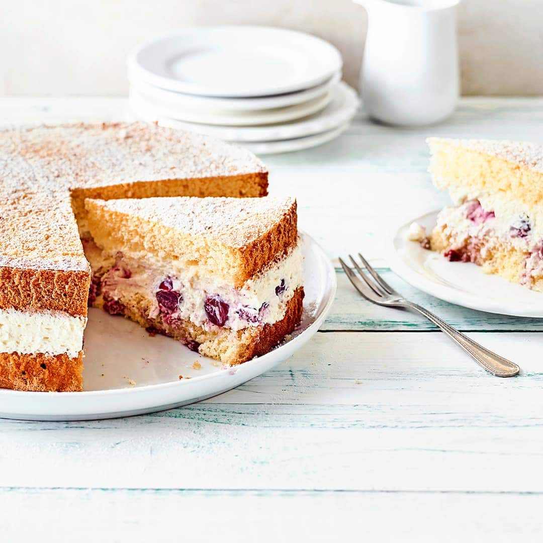 Sahnige Quarkcreme mit Sauerkirschen zwischen 2 luftigen Biskuitböden ergibt unser klassisches Rezept für eine köstliche Käsesahnetorte.