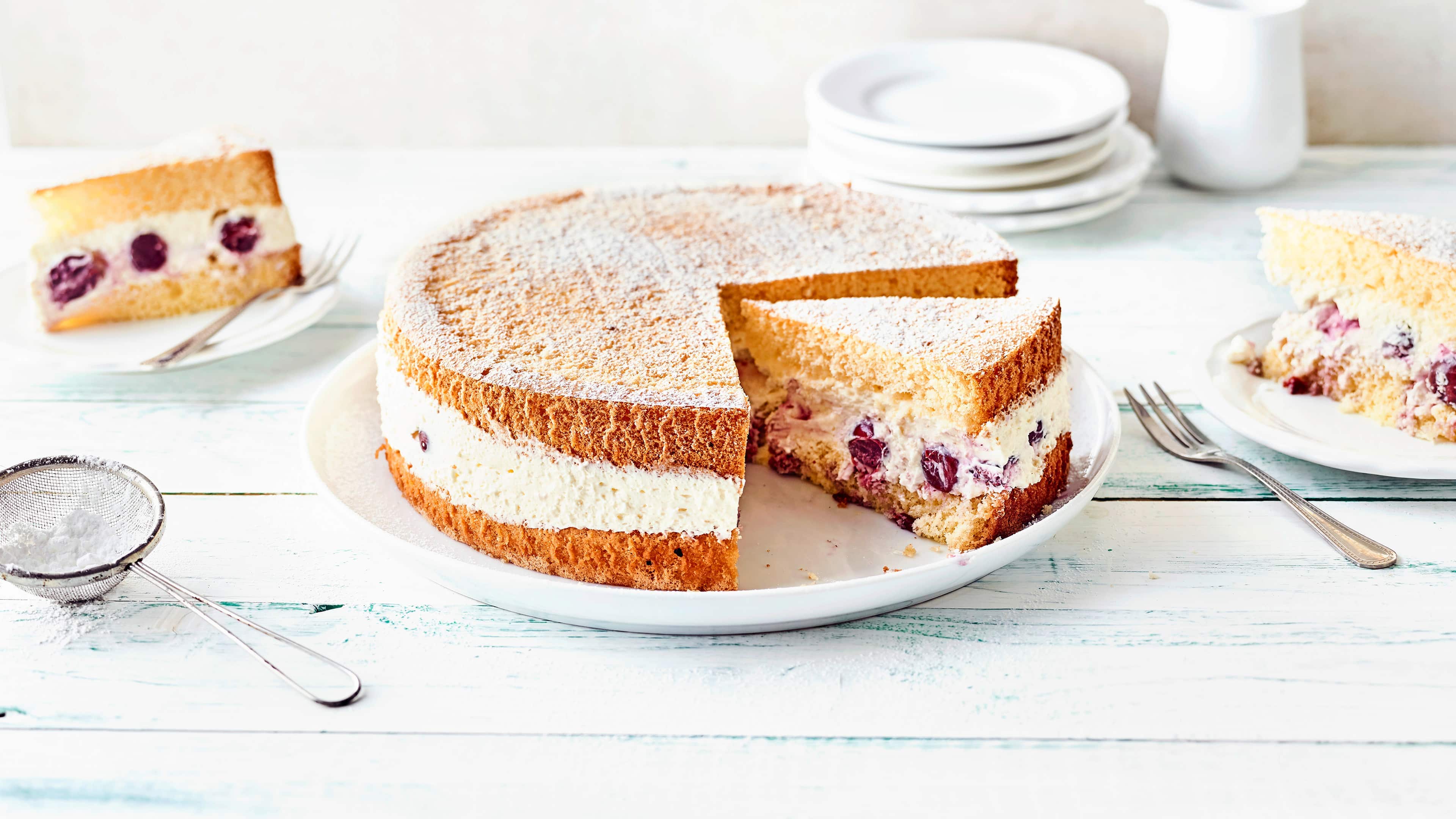 Käsesahnetorte Sahnige Quarkcreme mit Sauerkirschen zwischen 2 luftigen Biskuitböden ergibt unser klassisches Rezept für eine köstliche Käsesahnetorte.