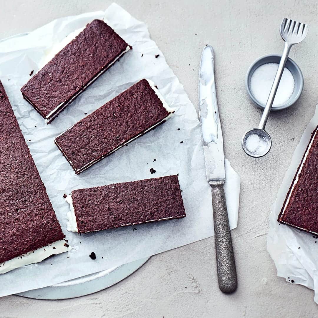 Cremig milchiger Genuss aber in Low Carb? Probieren Sie einmal unser Rezept für eine Keto Milchschnitte mit cremiger Sahne-Frischkäse-Füllung.