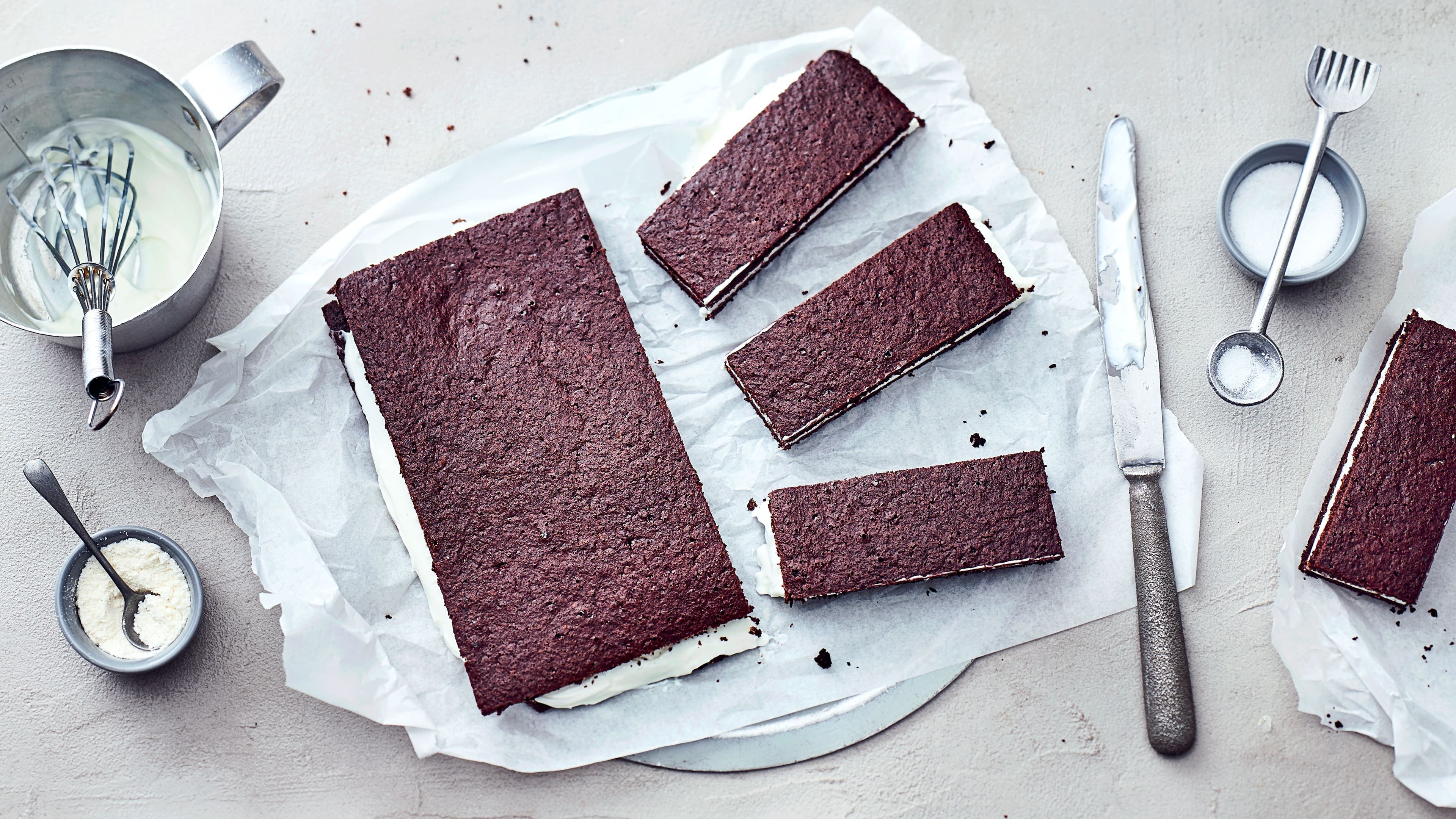 Keto Milchschnitte Cremig milchiger Genuss aber in Low Carb? Probieren Sie einmal unser Rezept für eine Keto Milchschnitte mit cremiger Sahne-Frischkäse-Füllung.