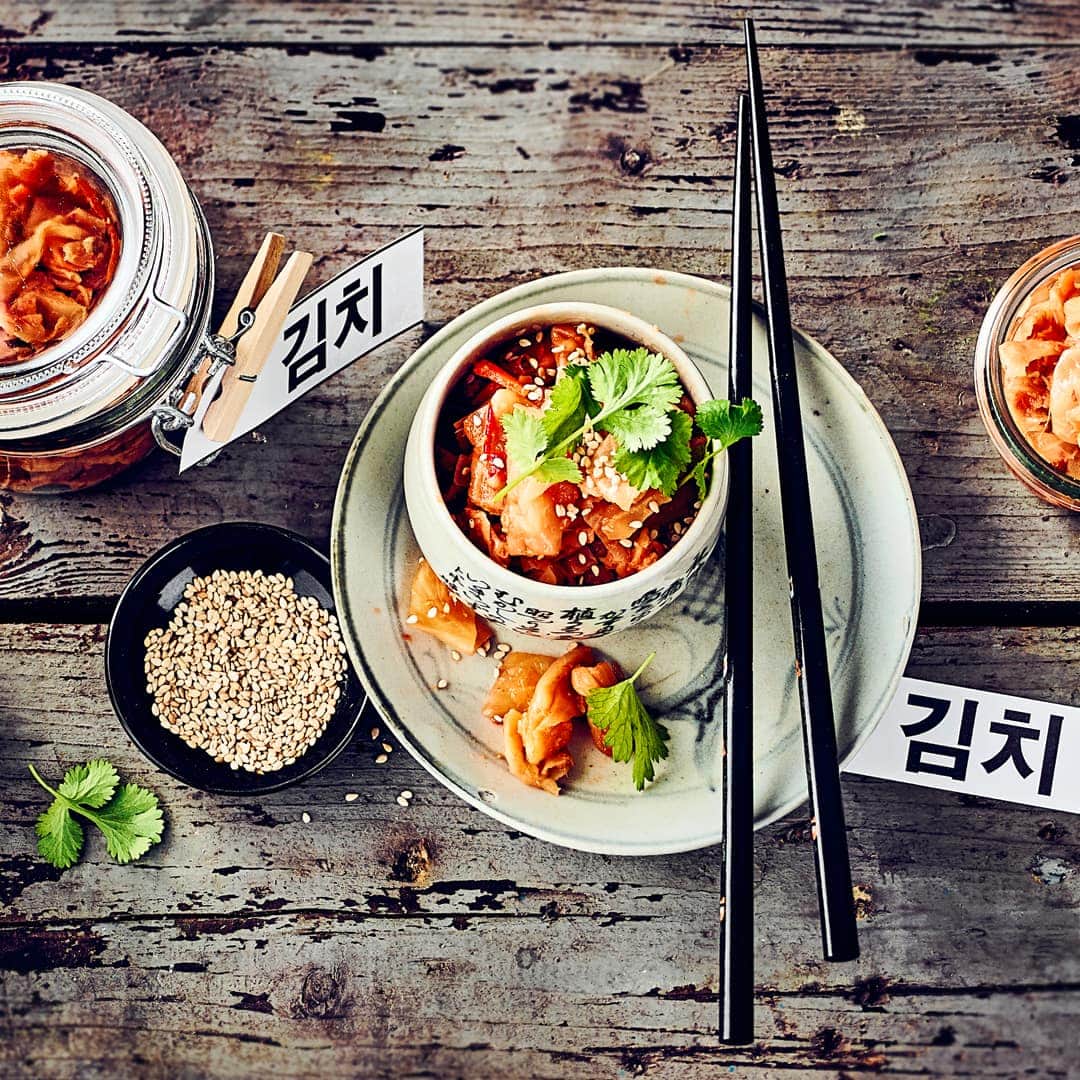 Fermentierter China-Kohl ist aus der koreanischen Küche nicht wegzudenken! Im Kühlschrank gelagert hält sich Kimchi mindestens 4 Wochen.