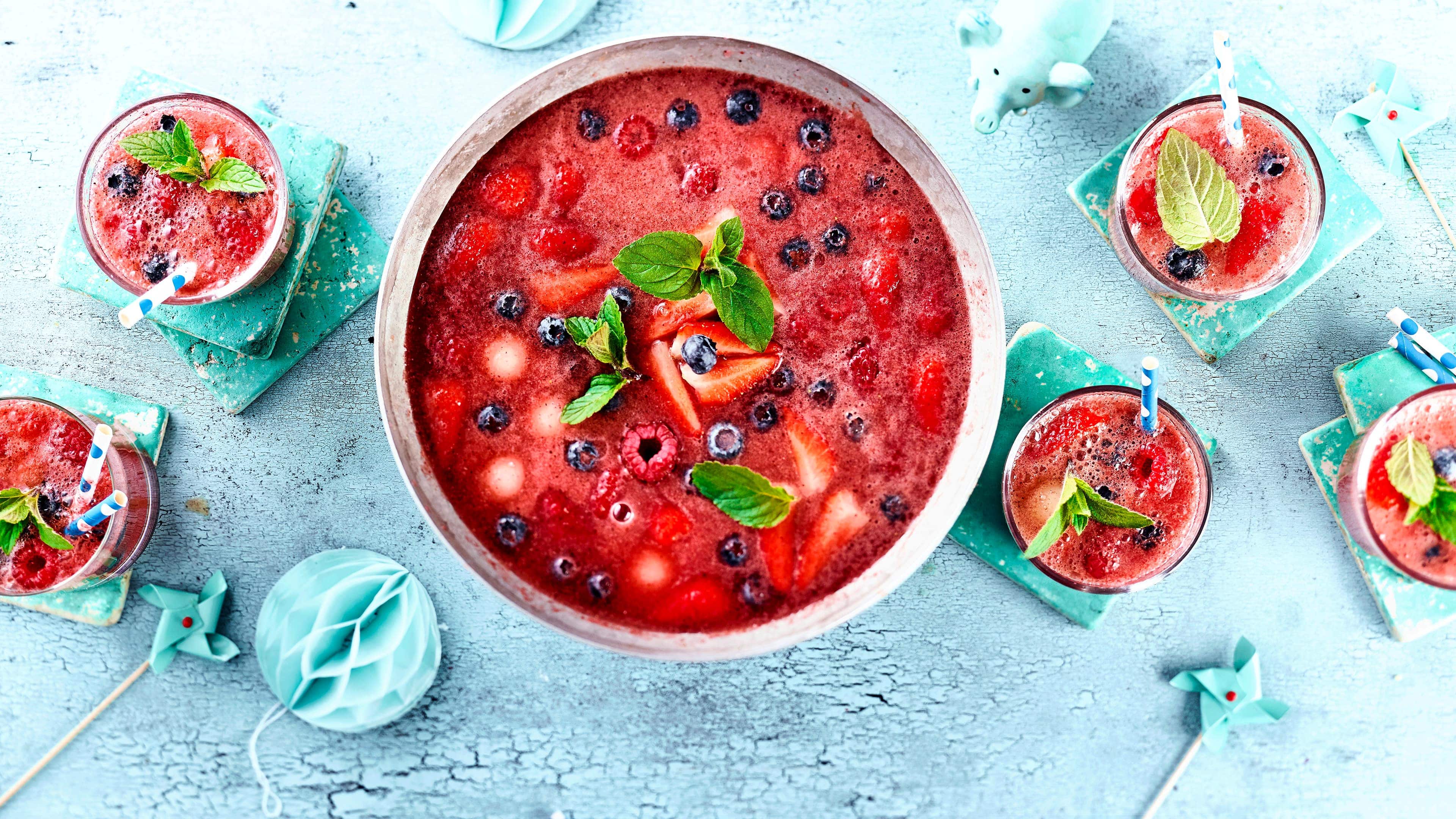 Kinderbowle Ein Wow-Getränk für die nächste Geburtstagsparty: Selbstgemachte Kinderbowle mit viel frischen Beeren und Pfirsich – super fruchtig!