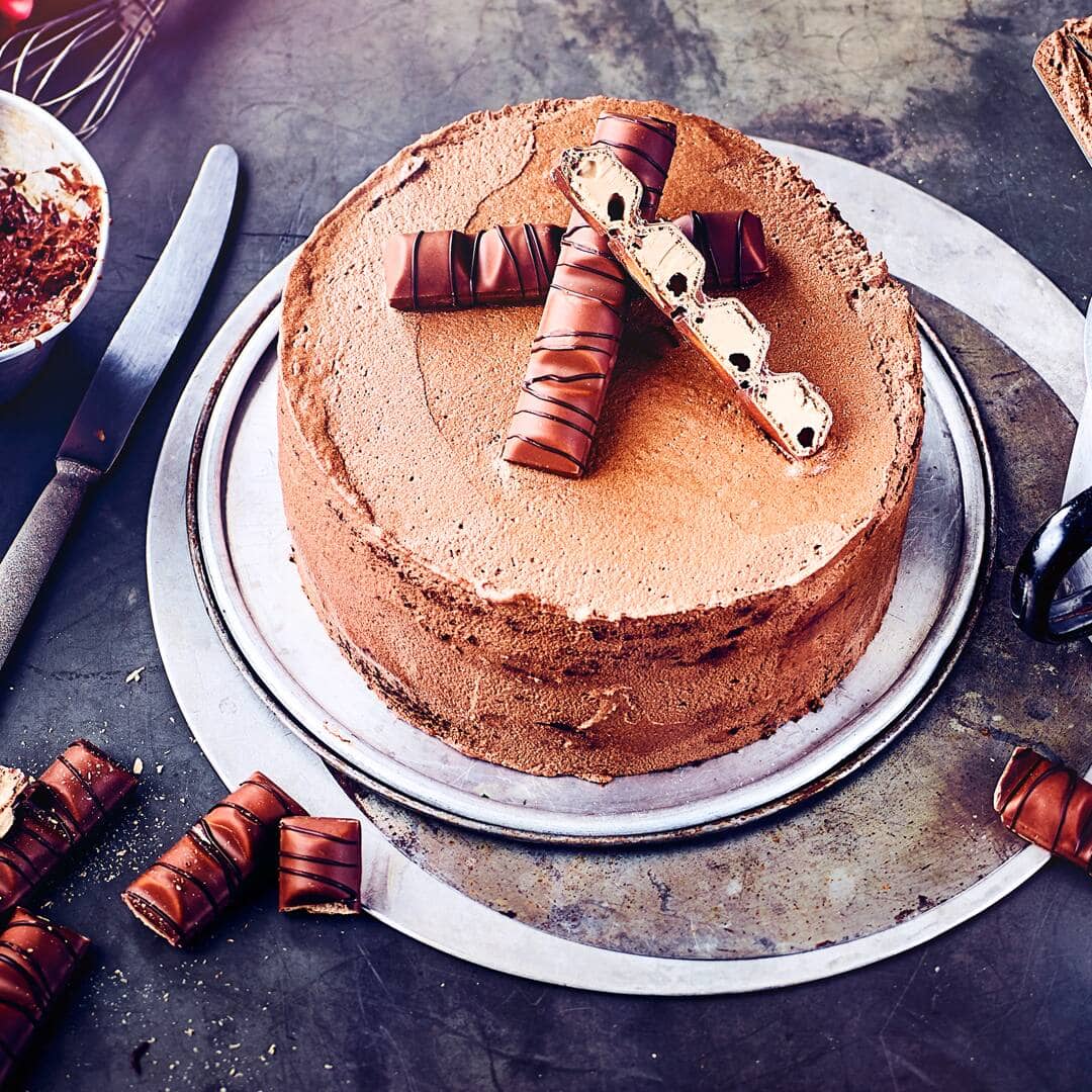 Der unvergleichliche Geschmack von Kinder Bueno findet sich in dieser Torte wieder. Mit Schokoladen-Frischkäse und Sahne wird die Torte dazu besonders cremig.