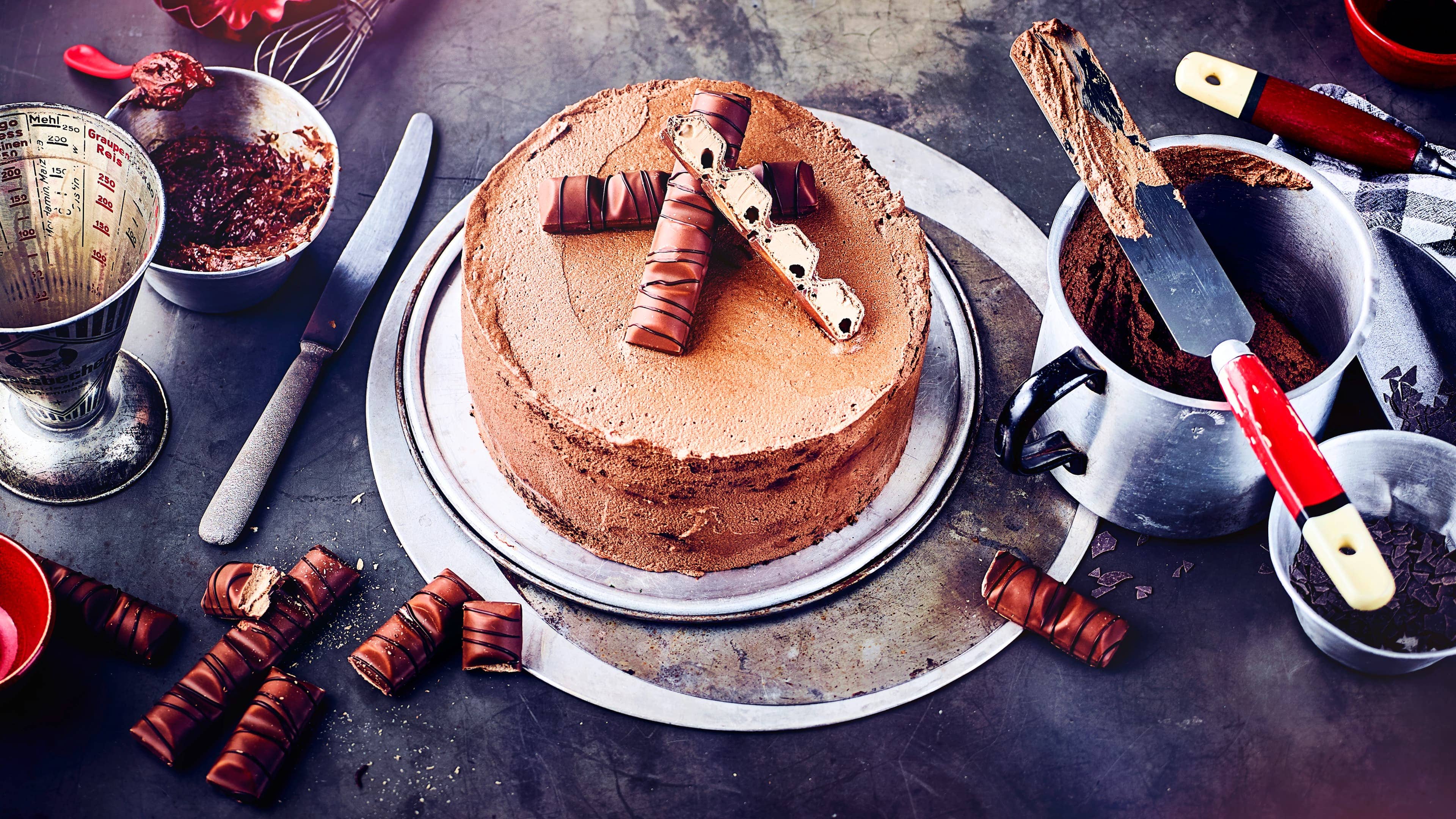 Kinder-Bueno-Torte Der unvergleichliche Geschmack von Kinder Bueno findet sich in dieser Torte wieder. Mit Schokoladen-Frischkäse und Sahne wird die Torte dazu besonders cremig.