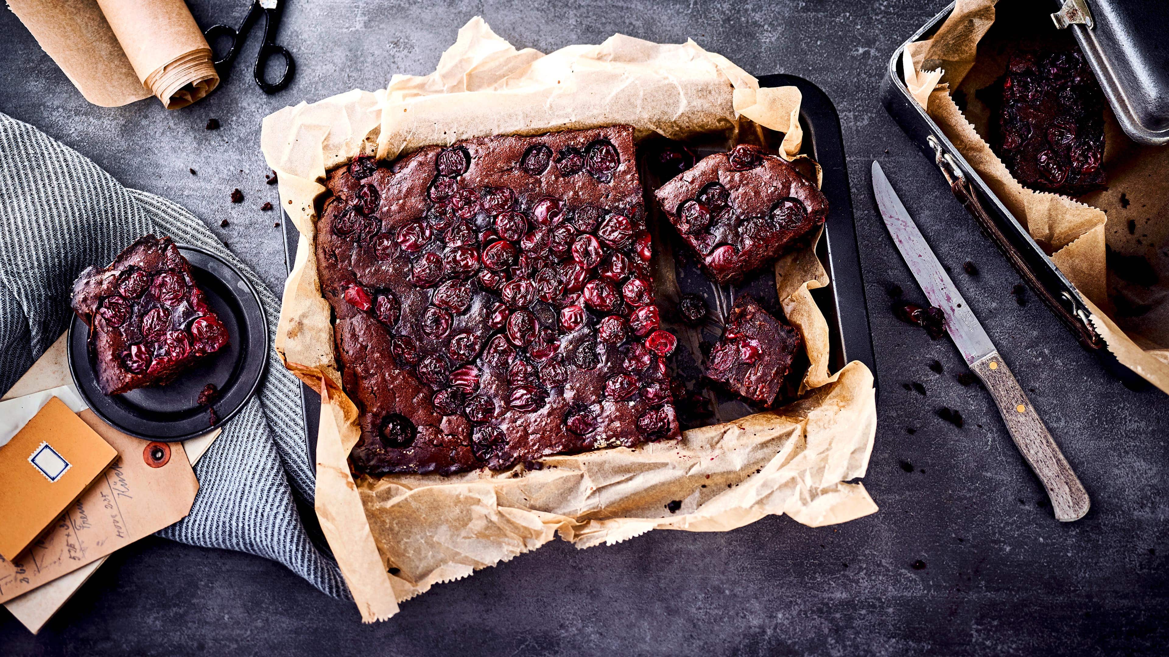 Kirsch-Brownies Unser Rezept-Tipp für einen Endorphin-Boost: Probieren Sie unsere fruchtigen Brownies mit Kakao, Mehl, Butter und Kirschen – saftig und lecker!