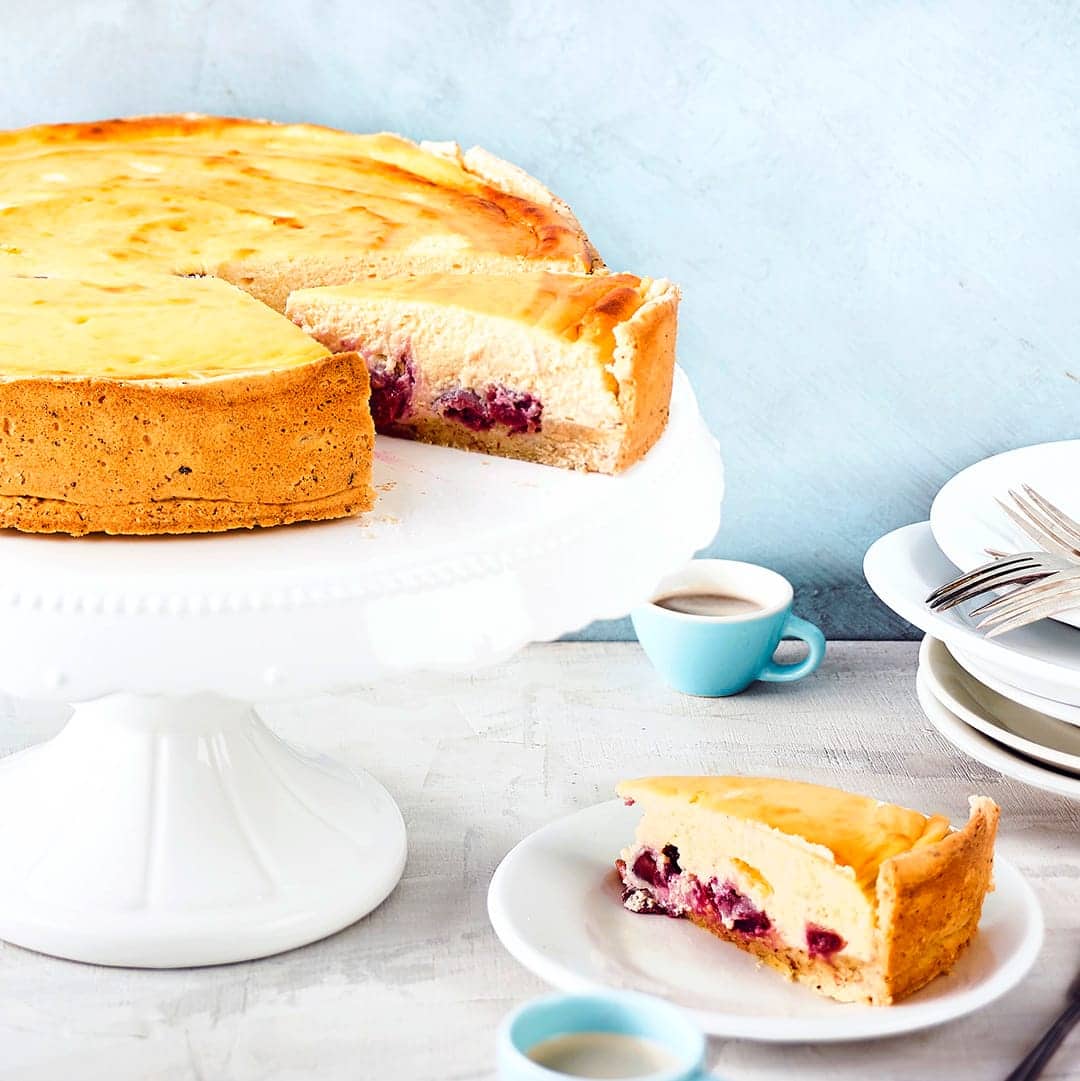 Durch die saftigen Kirschen bekommt unser Käsekuchen noch ein fruchtiges Highlight, was die cremige Frischkäse-Quark-Mascarpone-Mischung perfekt ergänzt.