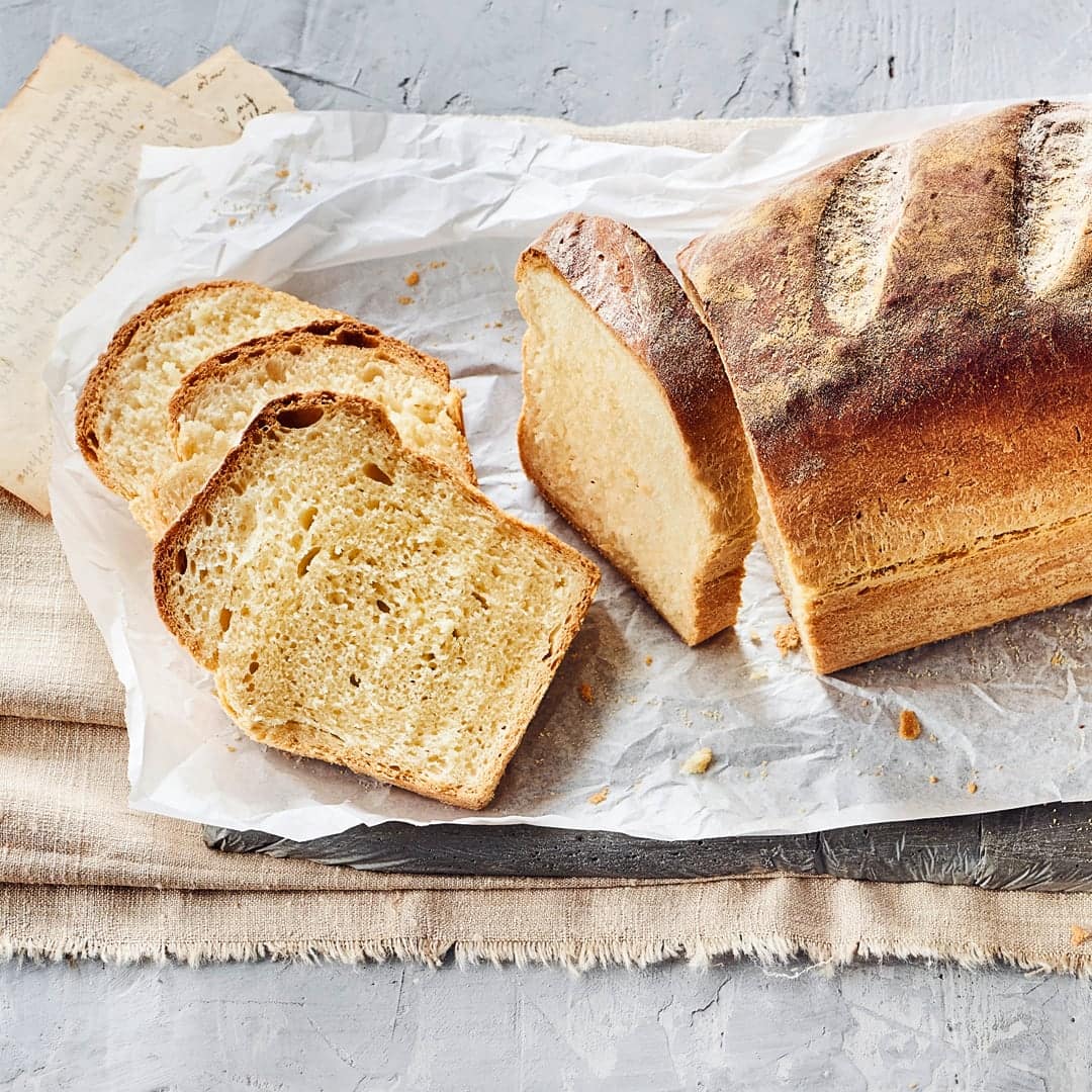 Als Weißbrot wird ganz klassisch ein Brot bezeichnet was aus Weizenmehl gebacken wird. Dazu braucht es noch frische Hefe, Butter, Milch, etwas Salz und Wasser.