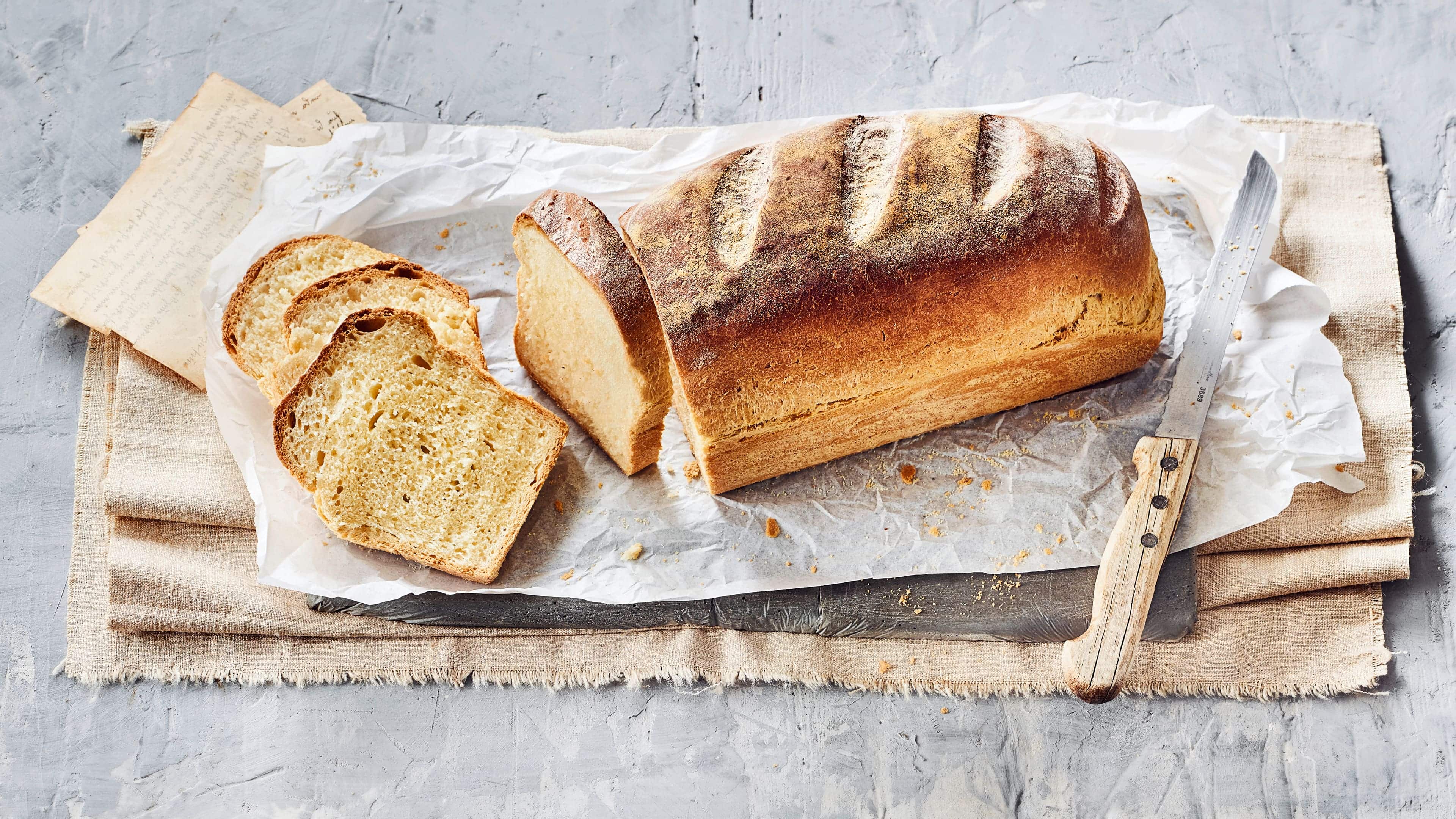 Klassisches Weißbrot Als Weißbrot wird ganz klassisch ein Brot bezeichnet was aus Weizenmehl gebacken wird. Dazu braucht es noch frische Hefe, Butter, Milch, etwas Salz und Wasser.