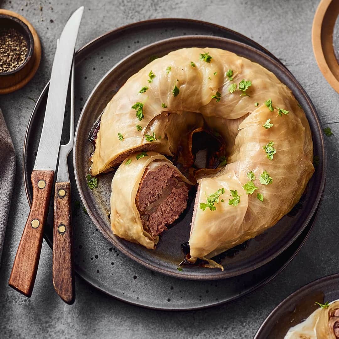 Herzhafter Kohlpudding aus Weißkohl und Hackfleisch – eine deftige Speise nach norddeutscher Art, die sehr gut mit Salzkartoffeln und Soße schmeckt.