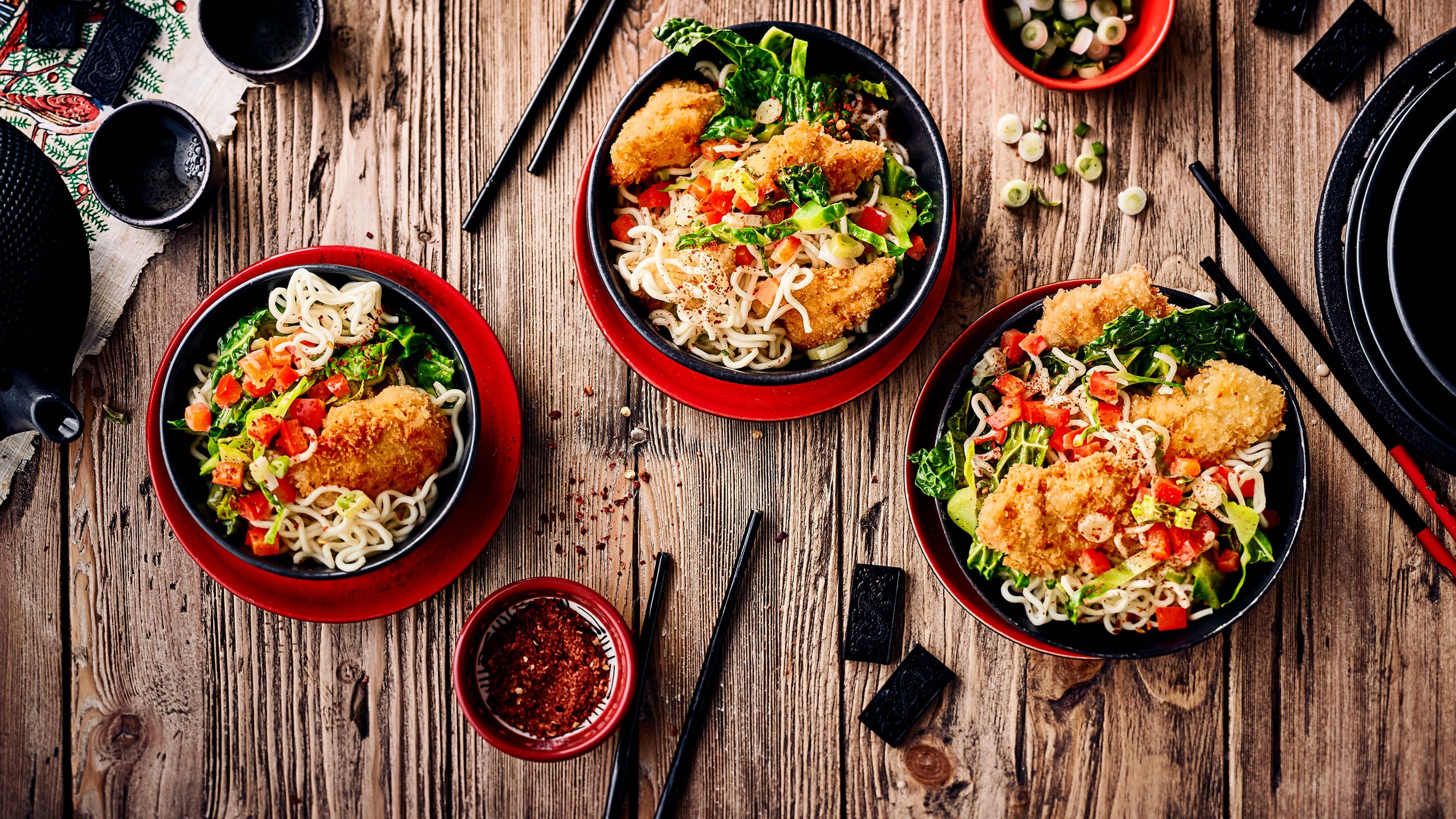 Kokoshähnchen mit Wok-Gemüse Leckeres Gericht aus der asiatischen Küche: Probieren Sie unsere Kokoshähnchen mit Mangold-Paprika-Gemüse aus dem Wok – fertig in 40 Minuten!
