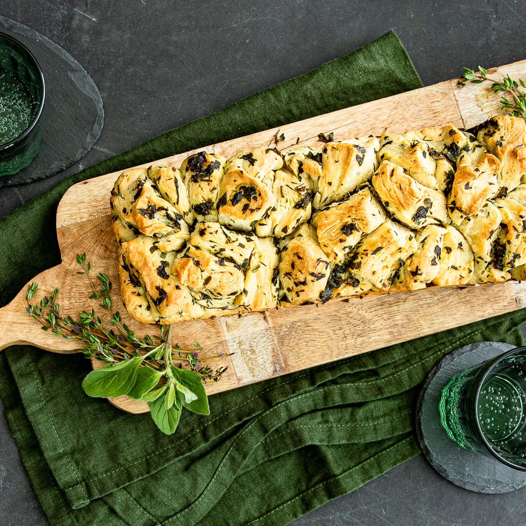 Am besten schmeckt es noch warm serviert: Probieren Sie unser Rezept für ein köstliches Kräuterfaltenbrot.
