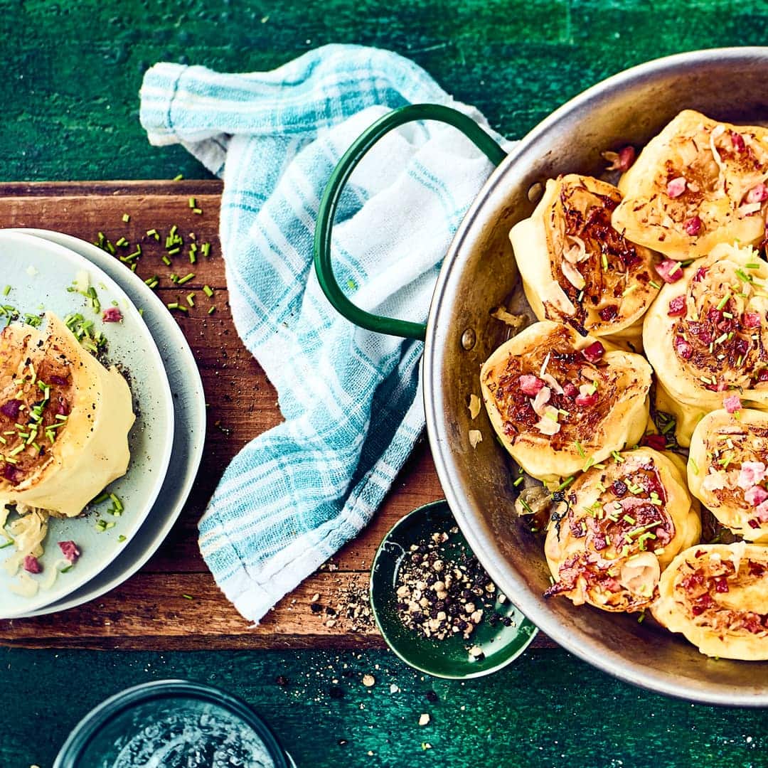 Die würzigen Krapfen werden aus selbstgemachtem Nudelteig hergestellt und anschließend mit Speck und Sauerkraut gefüllt.