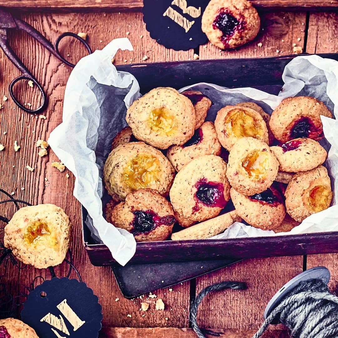 Wie früher bei Oma einmal in die Plätzchen-Dose greifen. Bei diesen Kulleraugen mit 2erlei Konfitüre werden Erinnerungen wach!