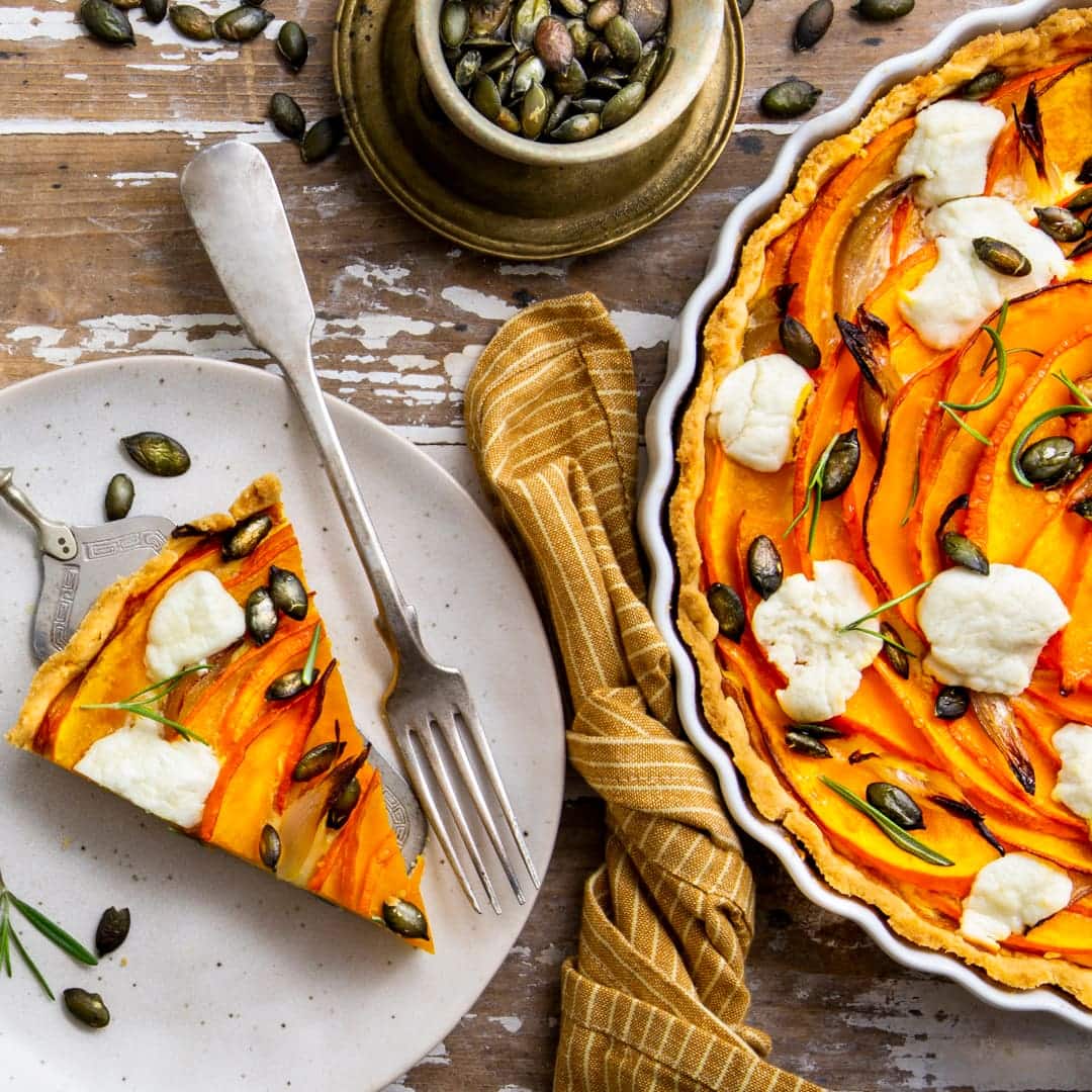 Von Kürbis können wir nie genug kriegen – ein Glück, dass er sich so vielseitig verwenden lässt. Wie hier in unserem Rezept für eine Kürbis Quiche mit Ziegenkäse und Honig.