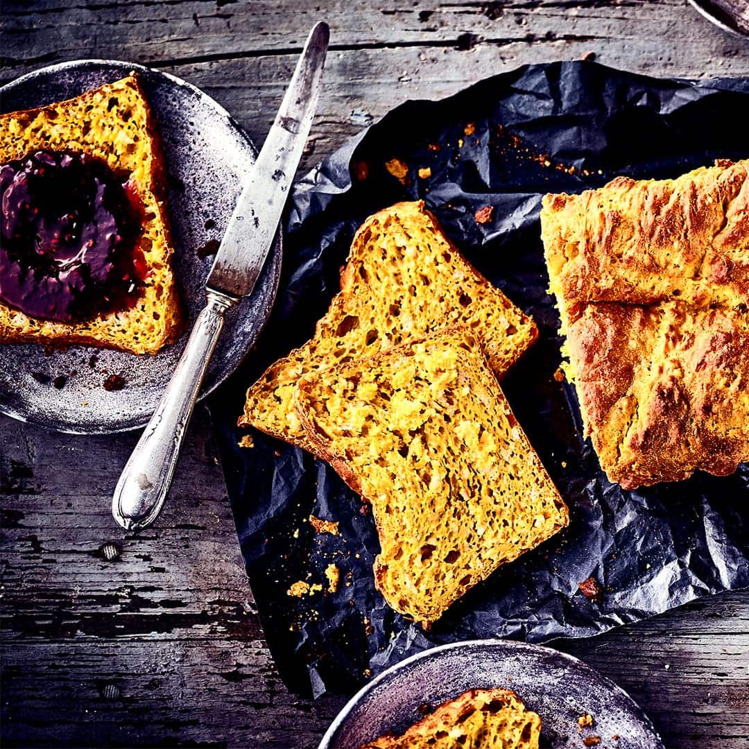 Wie wäre es mit herbstlichen Kürbisstuten zum Nachmittagskaffee? Probieren Sie unser Rezept für dieses süße Brot aus Hefeteig und Hokkaido-Püree einmal aus – ballaststoffreich und lecker!