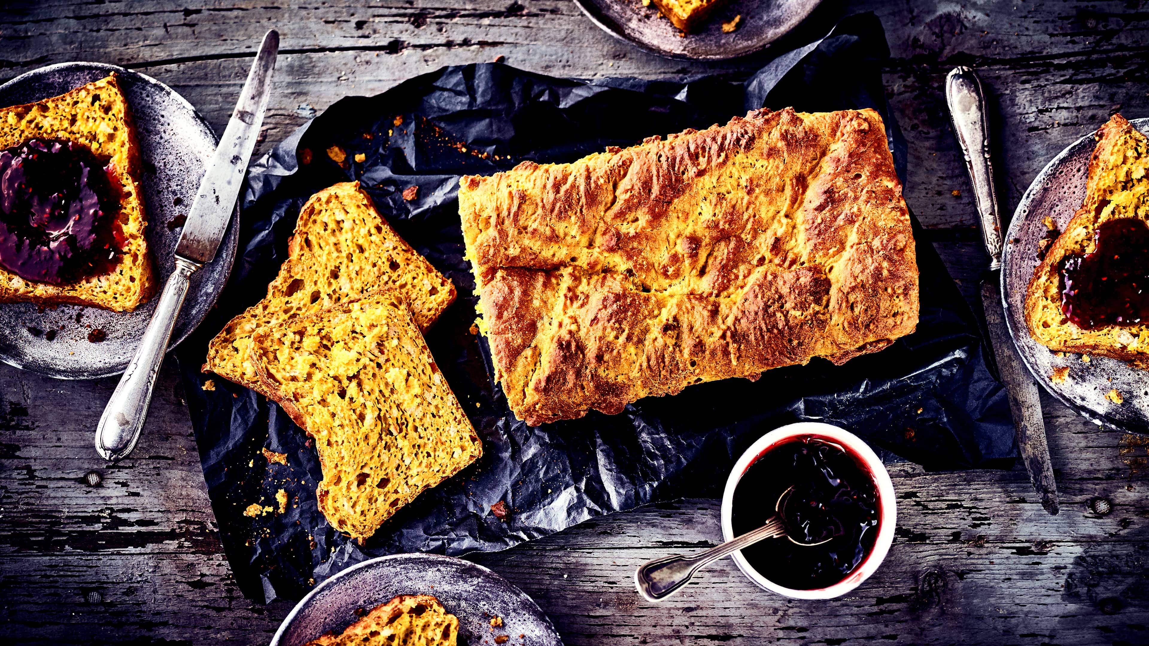 Kürbisstuten Wie wäre es mit herbstlichen Kürbisstuten zum Nachmittagskaffee? Probieren Sie unser Rezept für dieses süße Brot aus Hefeteig und Hokkaido-Püree einmal aus – ballaststoffreich und lecker!