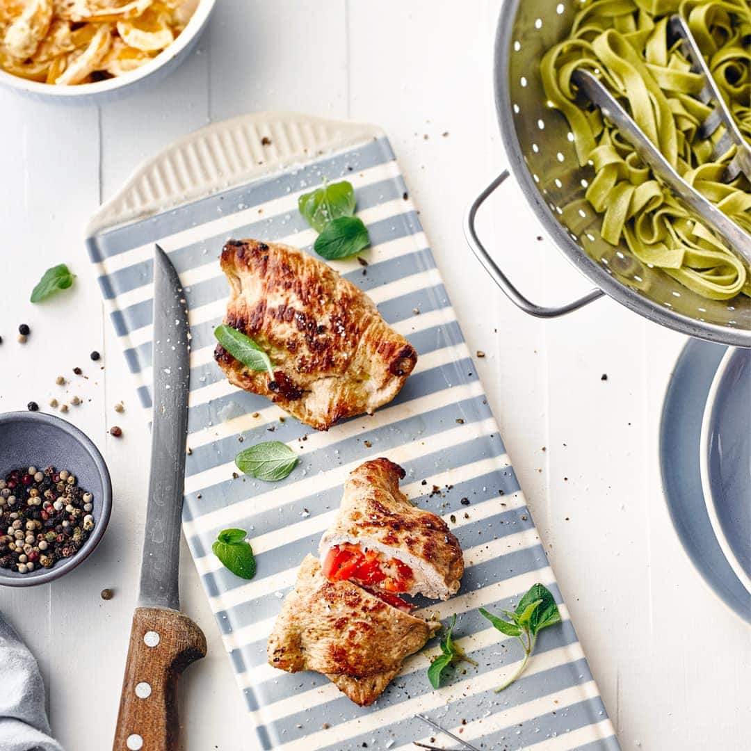Gefüllte Schweineschnitzel zu würziger Pasta – mit diesem Cordon Bleu-Rezept bereiten Sie im Handumdrehen ein leckeres Essen für die ganze Familie zu.
