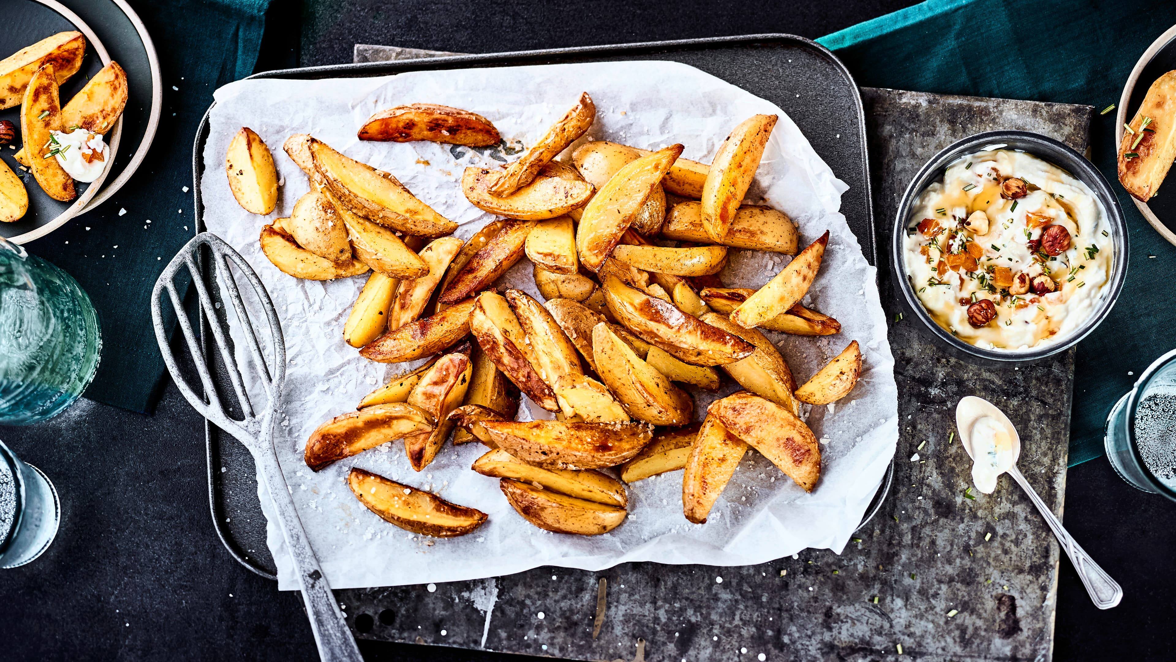 Kartoffelecken Ein perfekter Snack für Zwischendurch oder eine Beilage zur Hauptmahlzeit: Unser Rezept für selbstgemachte Kartoffelecken ergänzen wir um einen köstlichen Ziegenfrischkäse-Dip.