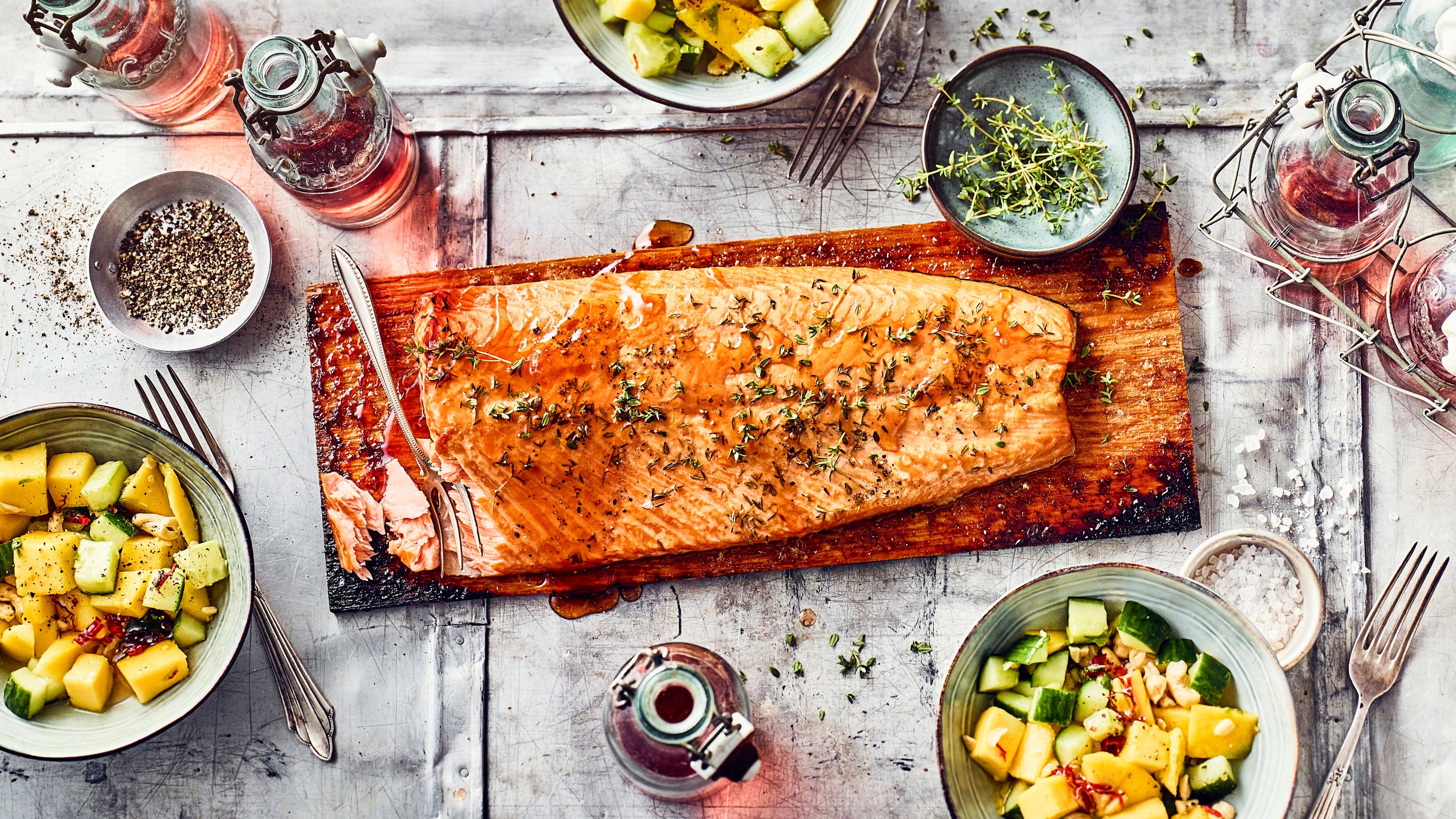 Lachs auf Zedernholz Lachs auf Zedernholz