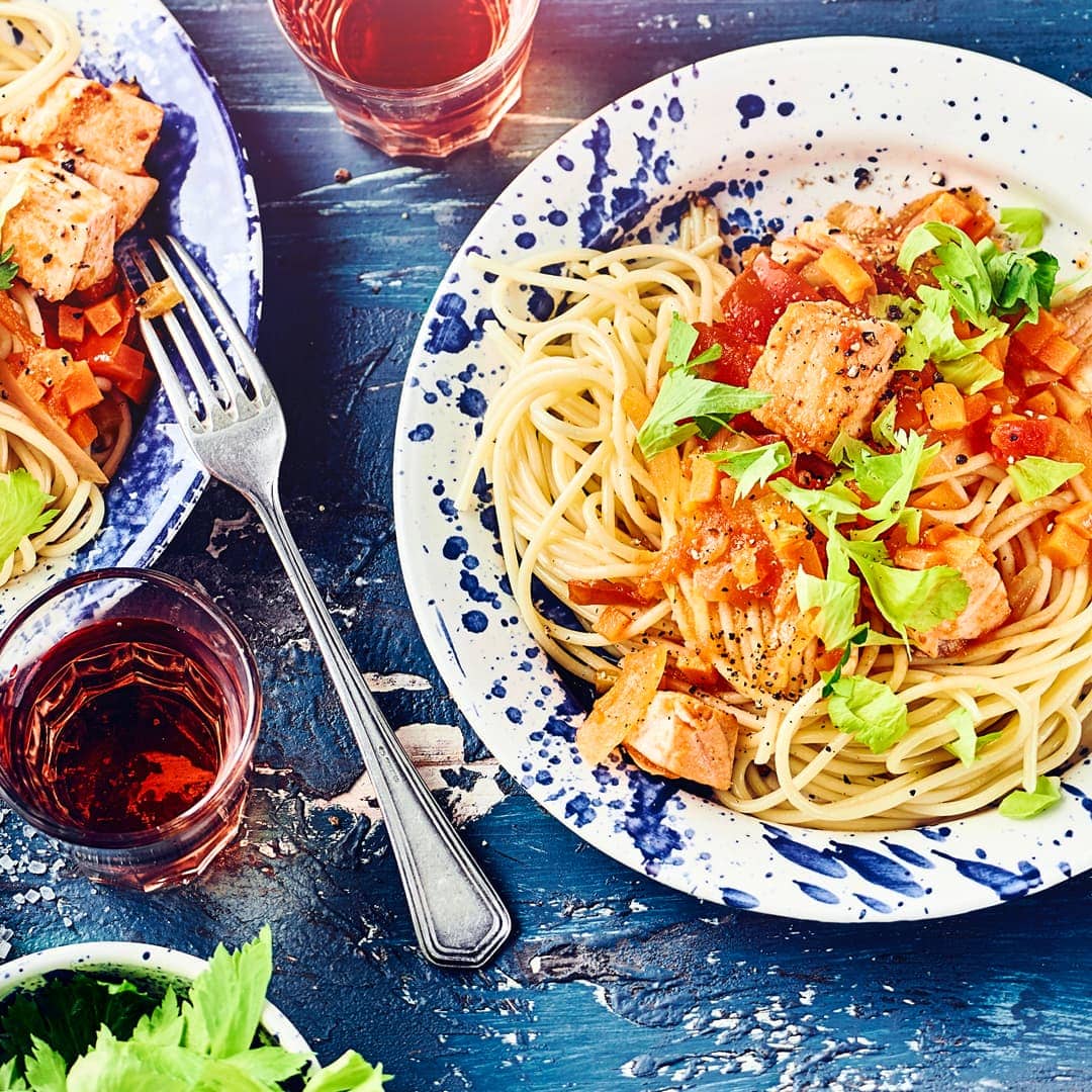 Würziges Lachsfilet auf Nudeln al dente in einer frischen Soße aus reifen Tomaten – klingt aufwändig? Ist es aber nicht: Mit unserem Rezept für Lachsnudeln bereiten Sie diese Delikatesse unkompliziert zu!