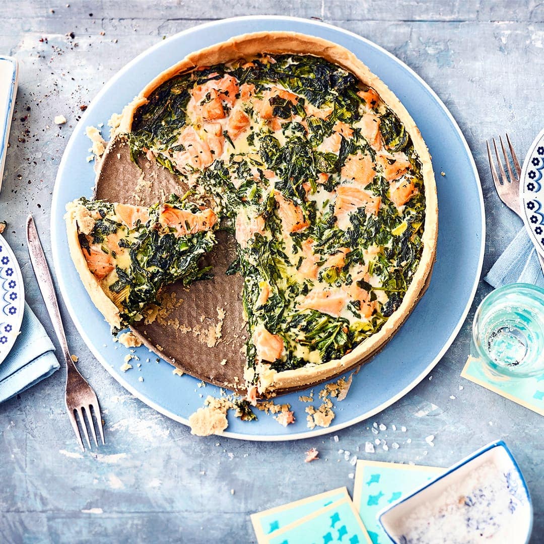 Das Tolle an Quiches sind die variationsreichen Füllungen und Beläge – wir setzen heute einmal auf Lachs & Spinat und verfeinern die Lachs-Spinat-Quiche mit etwas Muskat und Sesam.