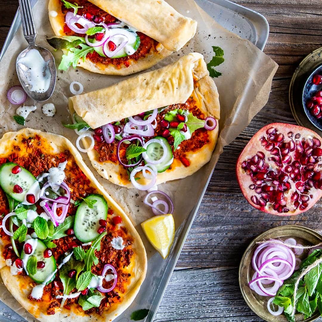 Lahmacun: Türkische Pizza belegt mit Hackfleisch und Gemüse
