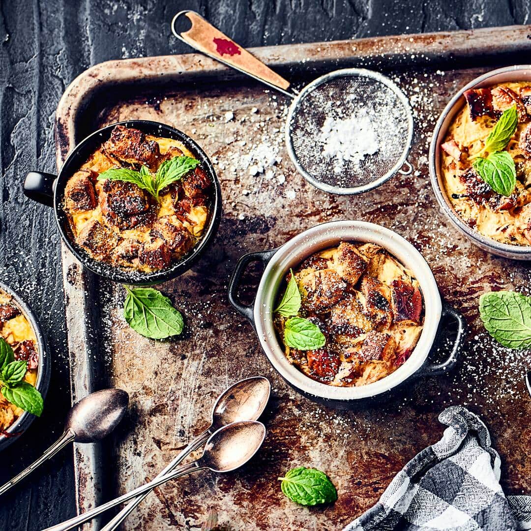 Unser unwiderstehlich duftender süßer Auflauf aus altbackenem Zopf und knackigen Äpfeln ist eine einfach zuzubereitende Köstlichkeit für jede Gelegenheit!