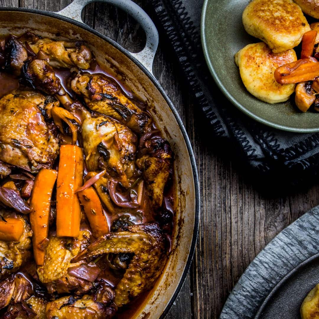 Hähnchen in Wein wird regional unterschiedlich gekocht – der Landhausklassiker richtet sich in seiner Vielfalt nach internationalen Geschmacksvorlieben und Weinsorten. Lassen Sie sich das Coq au Vin Rouge mit frischen Kartoffeltalern schmecken.
