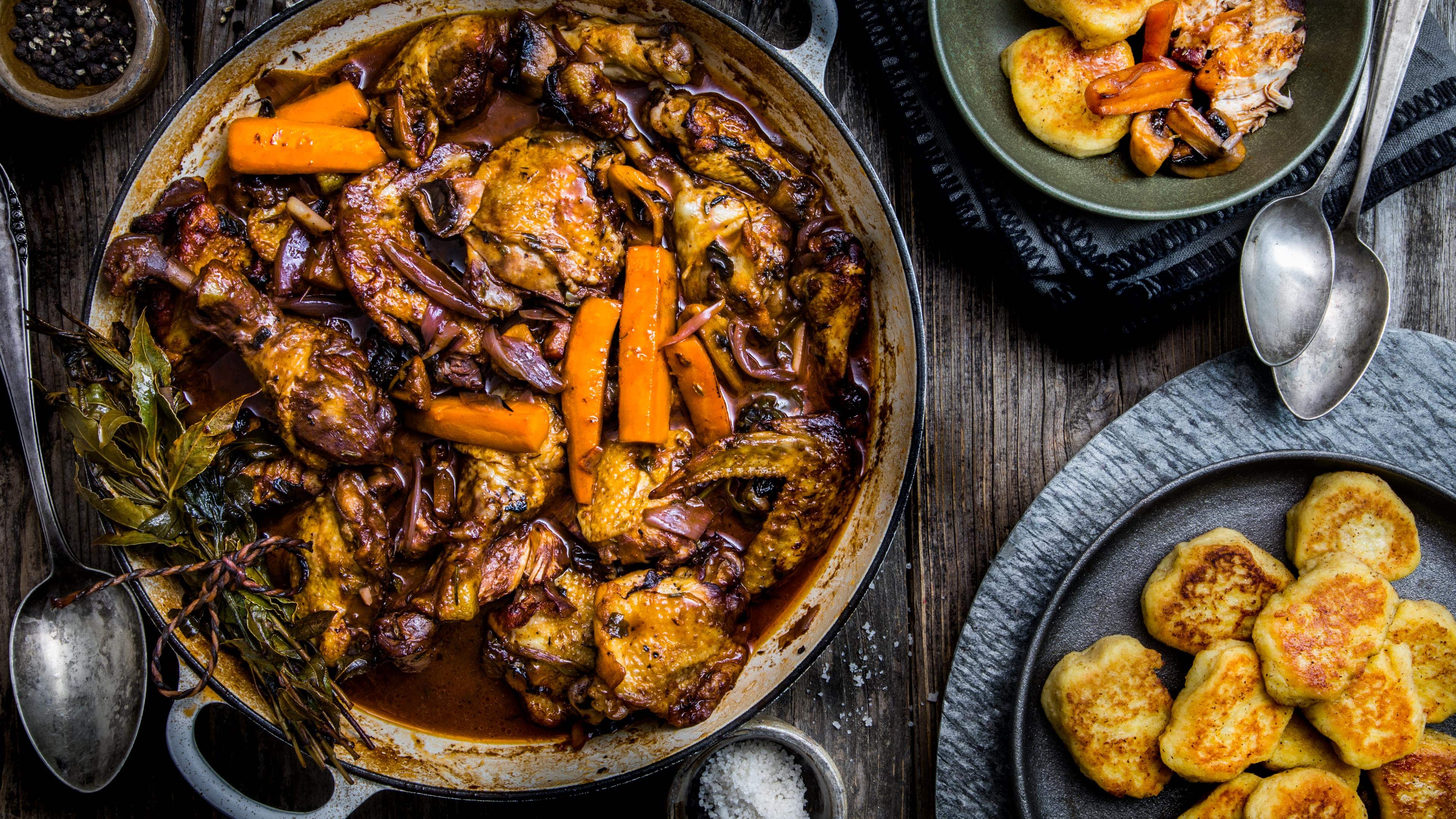 Coq au Vin Hähnchen in Wein wird regional unterschiedlich gekocht – der Landhausklassiker richtet sich in seiner Vielfalt nach internationalen Geschmacksvorlieben und Weinsorten. Lassen Sie sich das Coq au Vin Rouge mit frischen Kartoffeltalern schmecken.