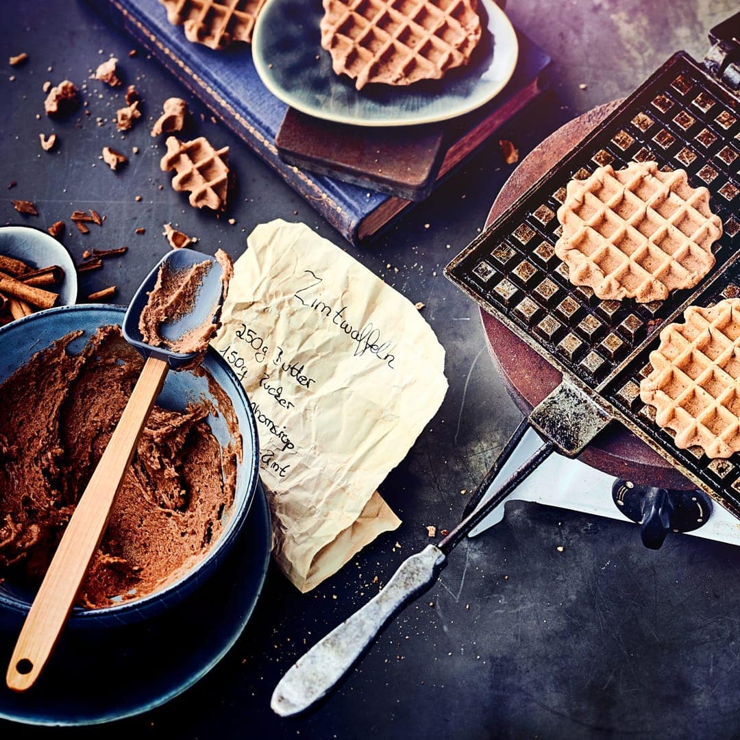 Servieren Sie doch einmal Waffeln zum Adventskaffee: Mit diesem Zimtwaffel-Rezept schmeckt es herrlich weihnachtlich und duften tun sie auch so gut!