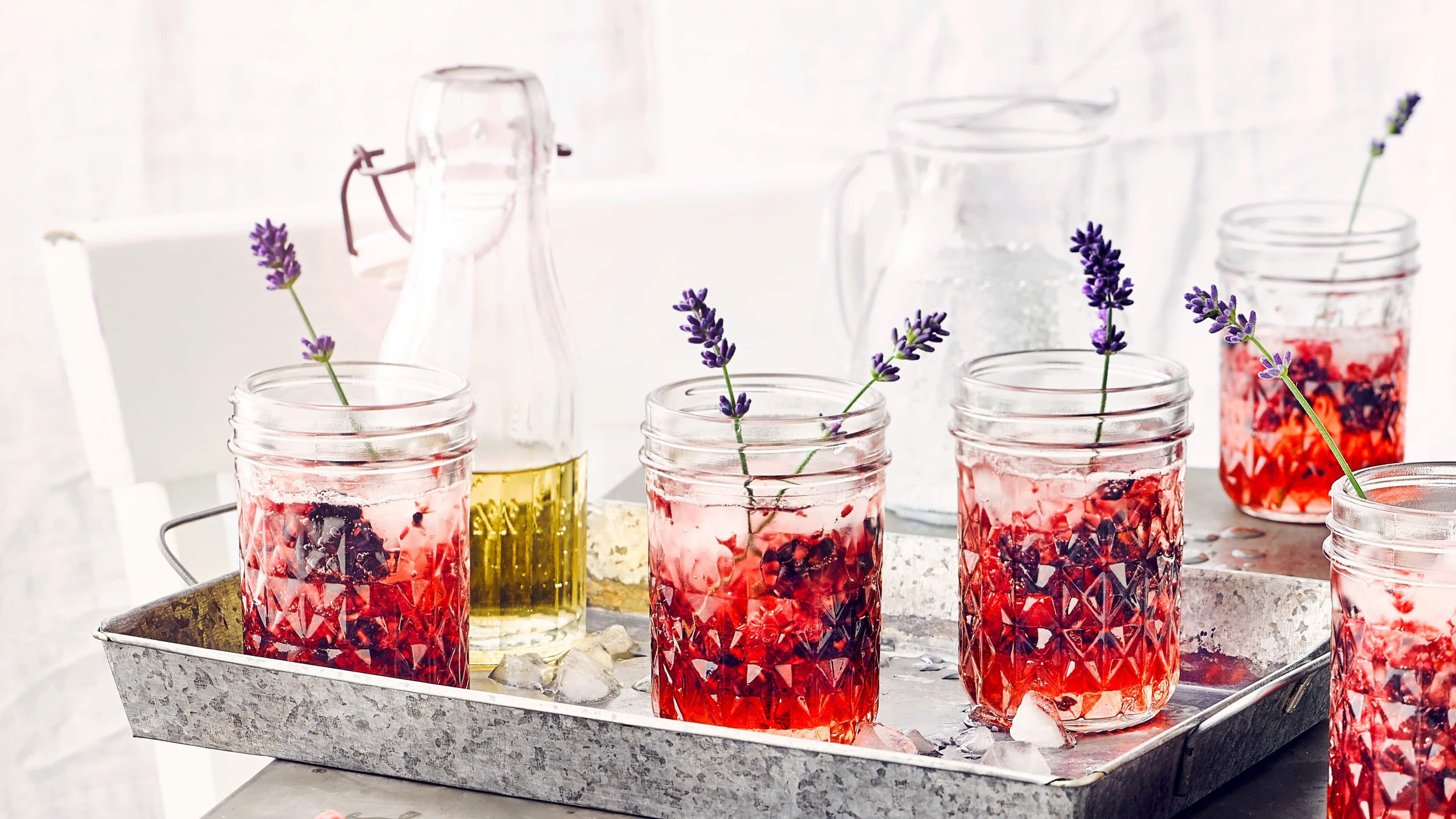 Lavendel Beeren Shrub Essigsirup mit Lavendel, Zucker und Beeren ergibt einen herrlich erfrischenden Shrub. Der Name „Shrub“ steht für einen essiggesäutern Fruchtsirup.