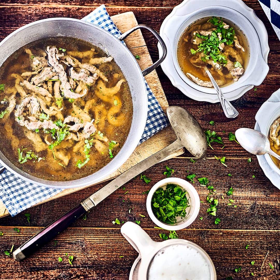Ob als Suppeneinlage oder als Beilage: Diese Leberspätzle aus Bayern sind schnell gemacht.