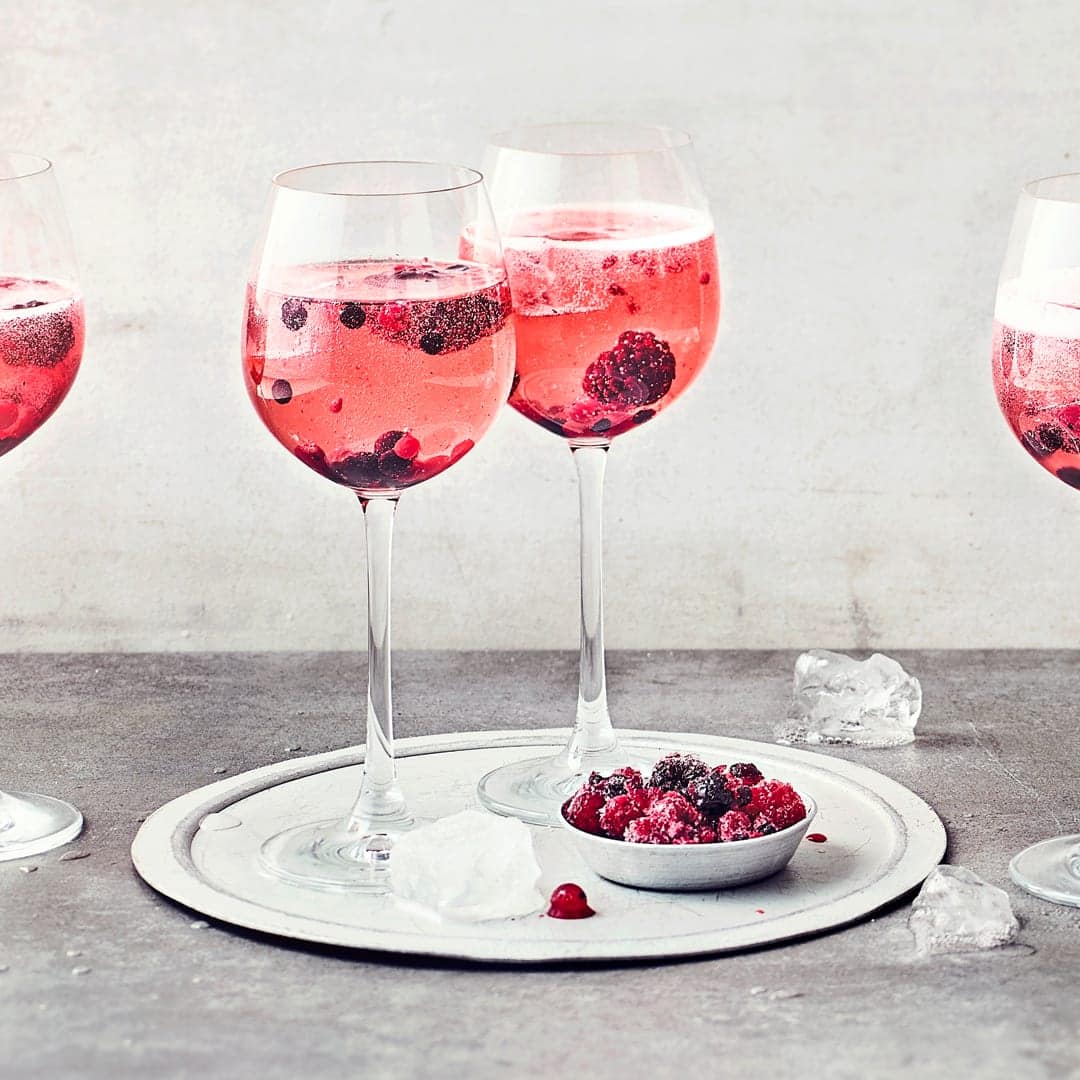 Prickelnd und lecker süßlich schmeckt unser Rezept für Lillet Wildberry. Wir ergänzen Likör und Tonic mit ein paar Tiefkühlbeeren.