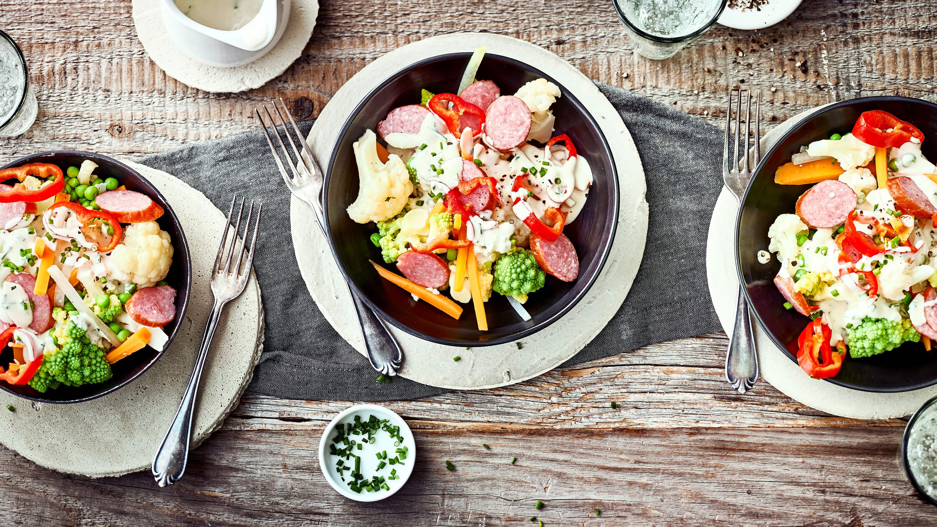 Blumenkohl-Romanesco-Salat Bereiten Sie mit unserem Blumenkohlsalat-Rezept eine leichte Mahlzeit mit viel Gemüse, Cabanossi und frischem Dressing zu. Das perfekte Low-Carb-Gericht.