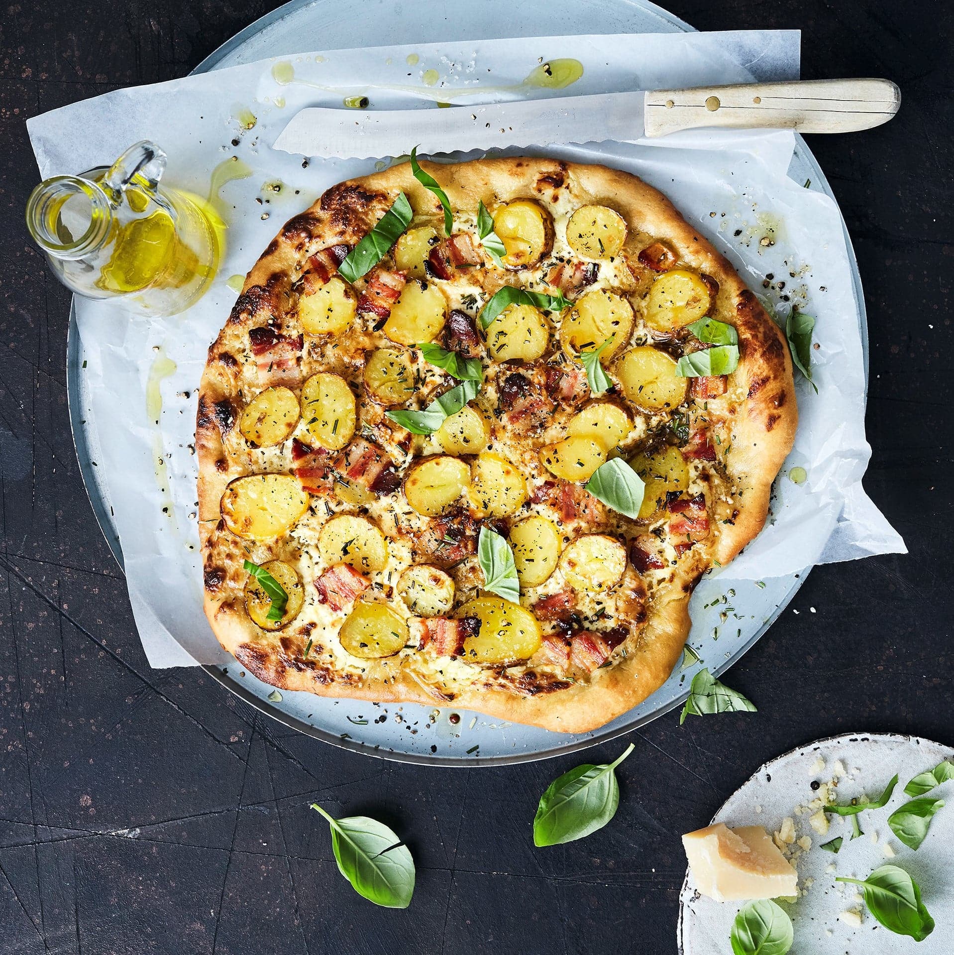 Pizza mit Kartoffelboden statt Hefeteig – durch die Kartoffeln bekommt die Pizza einen deftigen und würzigen Geschmack. Frisch aus dem Ofen und direkt servieren: Von unserer Kartoffelpizza mit Speck will bestimmt jeder ein Stück!
