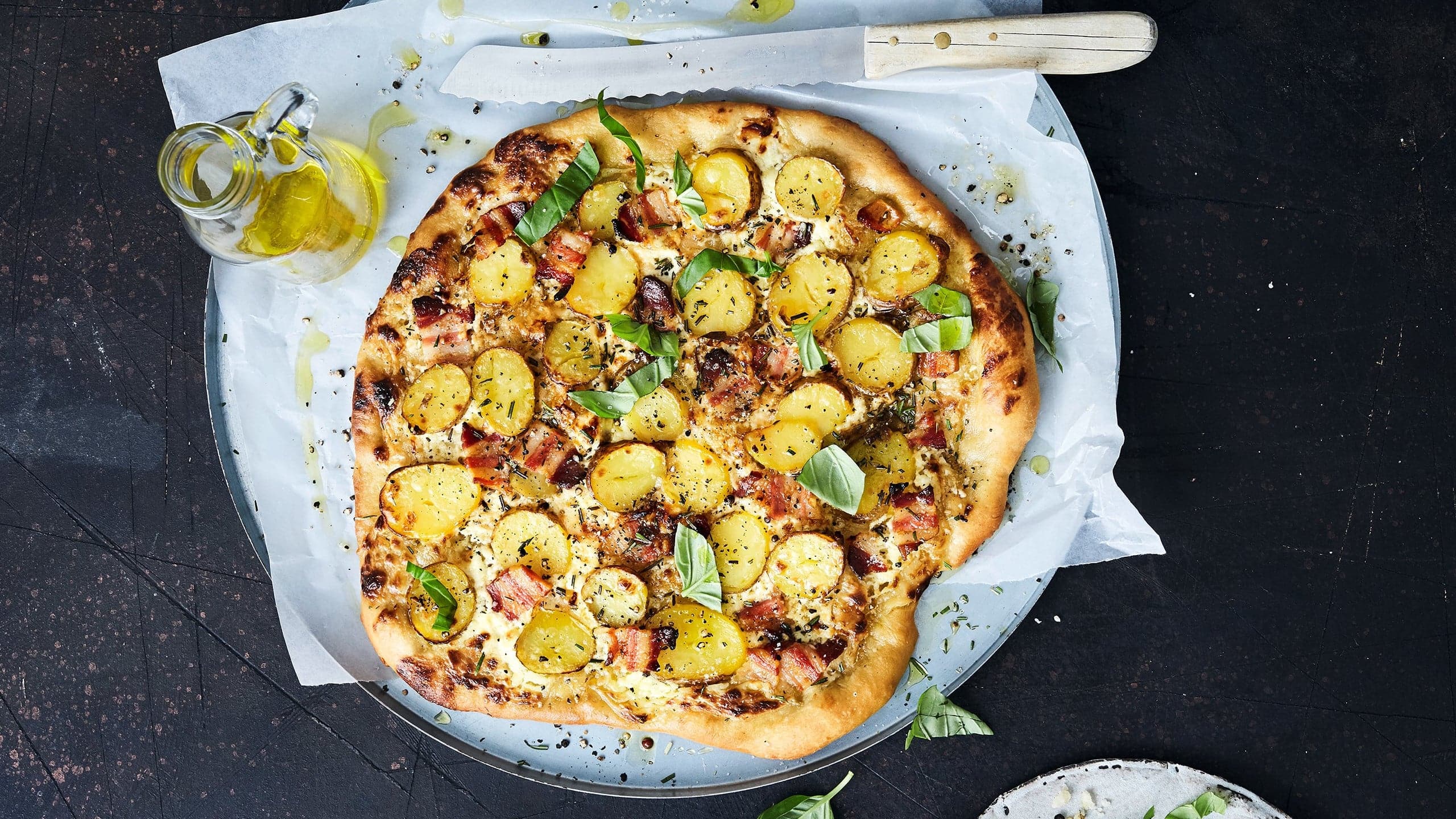 Kartoffelpizza mit Speck Pizza mit Kartoffelboden statt Hefeteig – durch die Kartoffeln bekommt die Pizza einen deftigen und würzigen Geschmack. Frisch aus dem Ofen und direkt servieren: Von unserer Kartoffelpizza mit Speck will bestimmt jeder ein Stück!