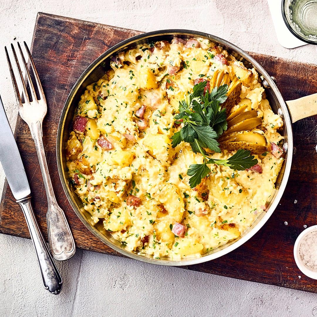Ein Rezept der Berliner Küche mit Kartoffeln vom Vortag: Hoppel-Poppel – eine Art Bratkartoffeln mit Zwiebel, Gewürzgurke, Speck und Sahne.
