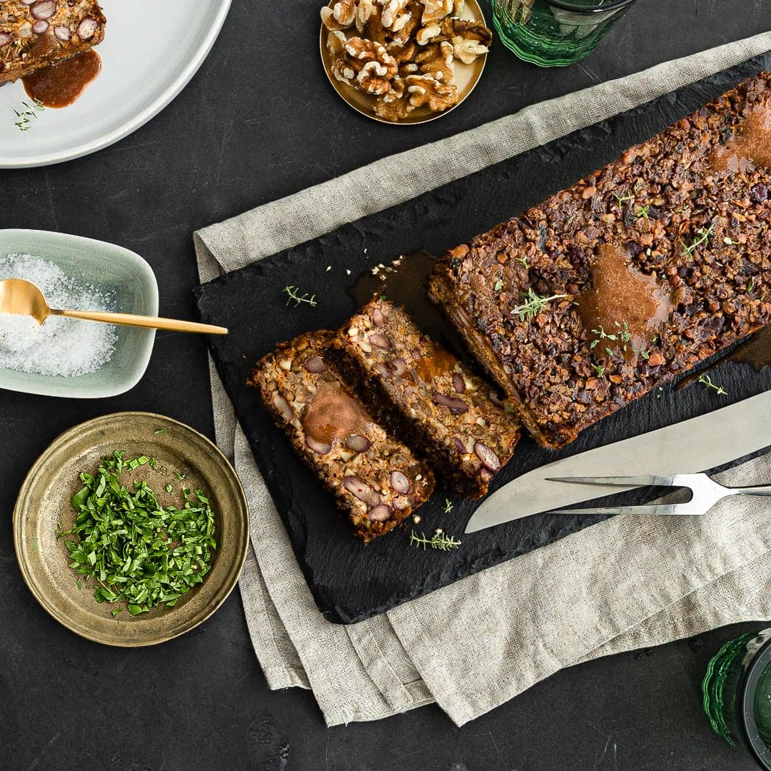 Unser vegetarischer Linsenbraten schmeckt auch Fleischessern sehr lecker – besonders saftig und herzhaft-würzig – und eignet sich sogar für das Weihnachtsfest.