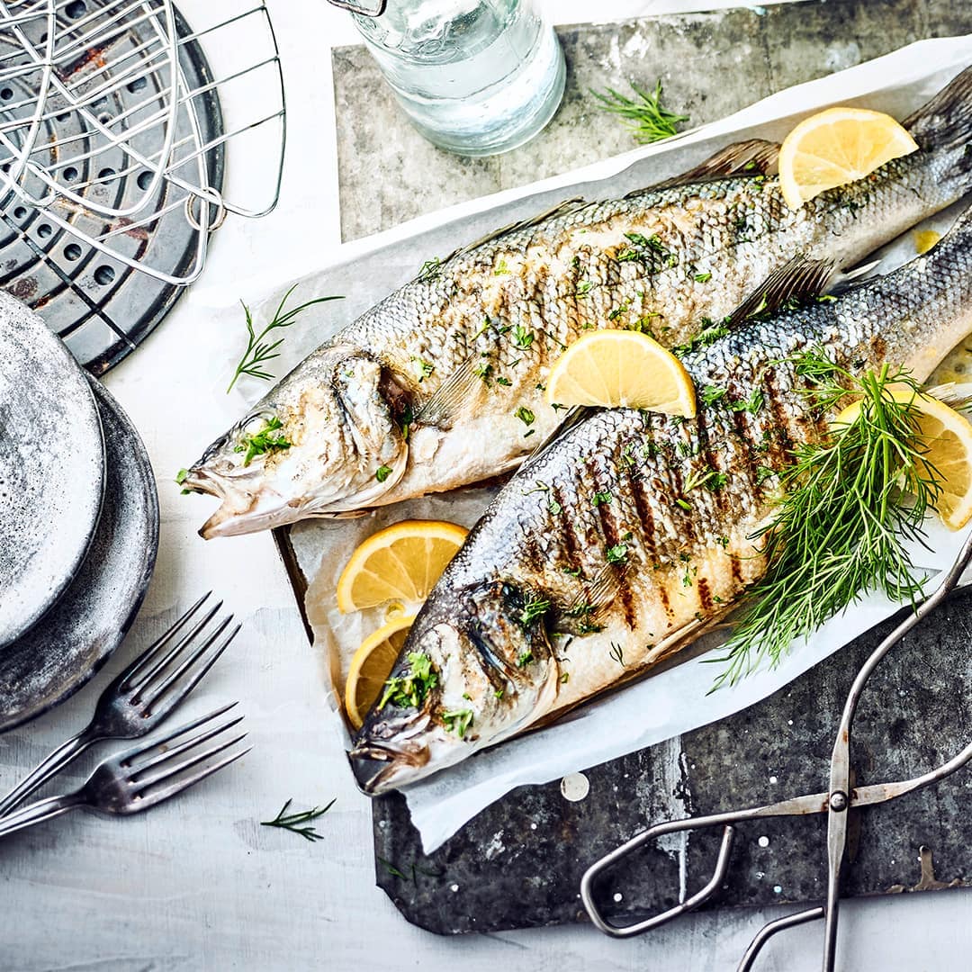 Loup de mer grille - ein leckeres Fischgericht für den Grill: Probieren Sie unseren gegrillten Wolfsbarsch mit provenzalischen Kartoffelsalat aus Frankreich.