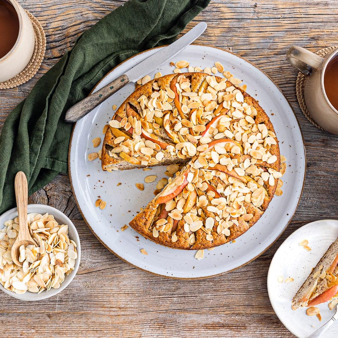 Low-Carb-Apfelkuchen gelingt auch mit wenig Kohlenhydraten: Unser Rezept verrät, wie sich der Klassiker low carb backen lässt, ohne an Geschmack einzubüßen.