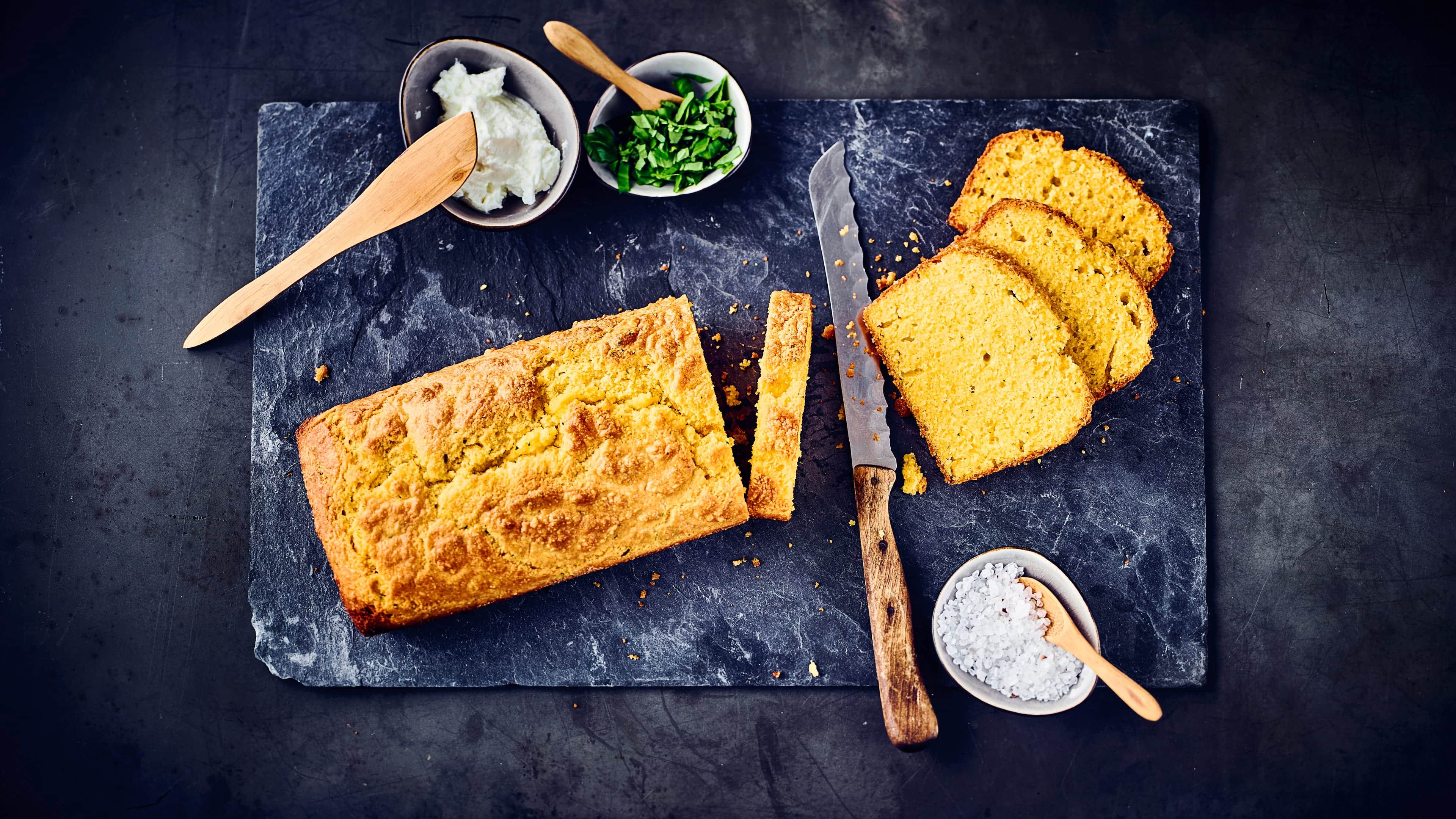 Maisbrot Backen Sie Ihr eigenes glutenarmes Brot: Unser Maisbrot-Rezept gelingt Ihnen sicher und bringt Ihnen ein würziges, schmackhaftes, frischgebackenes Brot auf den Tisch!