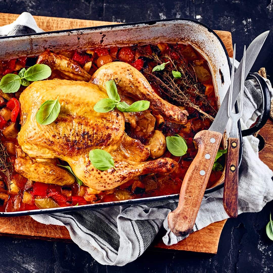 Die klassische gelbe Färbung des Hähnchenfleischs kommt durch die überwiegende Fütterung mit Mais – wir servieren es schön knusprig und mit Ofengemüse als Beilage.