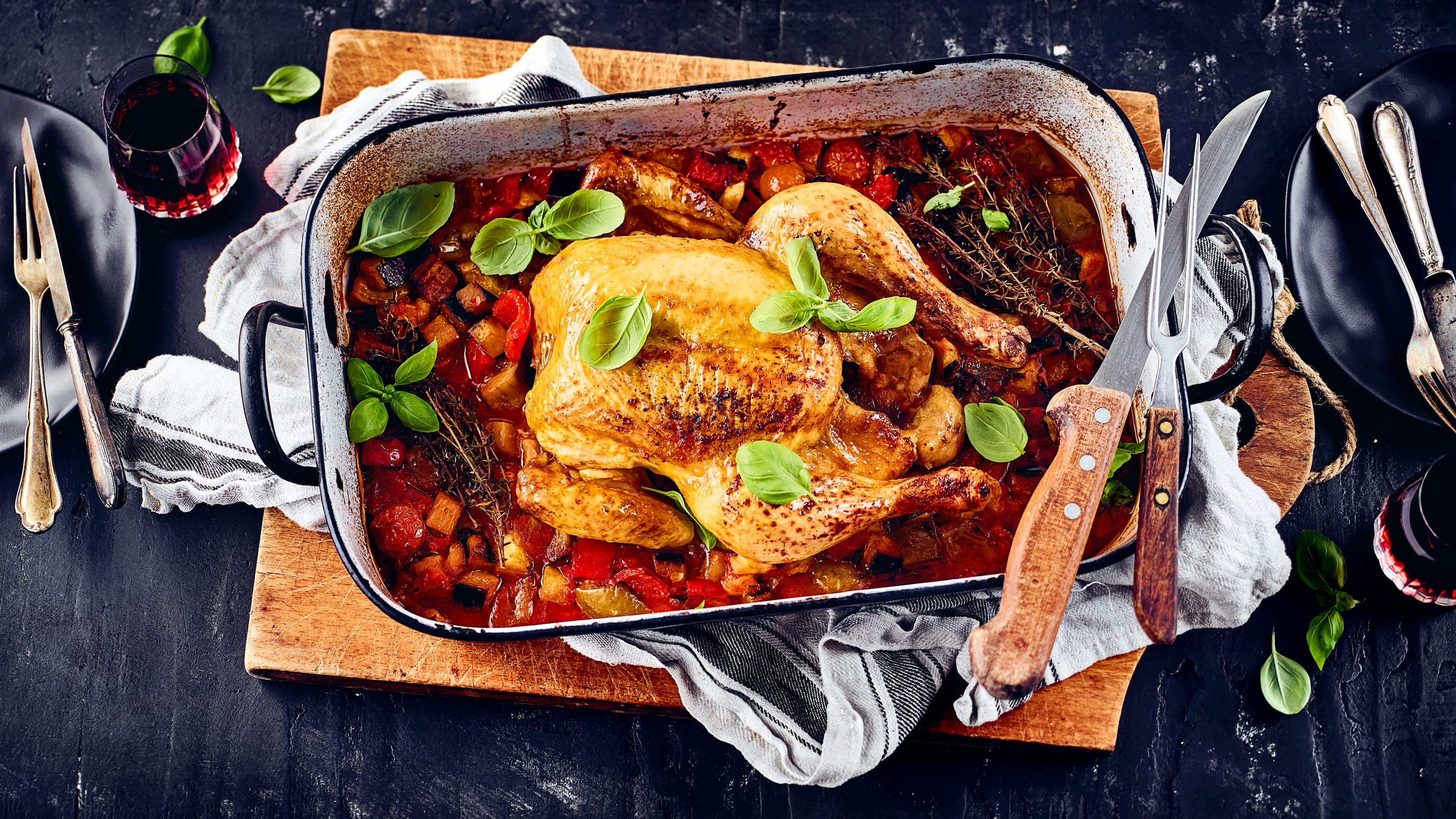 Maishähnchen Die klassische gelbe Färbung des Hähnchenfleischs kommt durch die überwiegende Fütterung mit Mais – wir servieren es schön knusprig und mit Ofengemüse als Beilage.