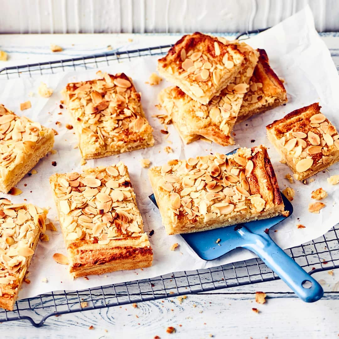 Zarter Hefeteig mit einem Belag aus Marzipan und Crème fraîche und einer Verzierung aus Mandelblättchen - unwiderstehlich!